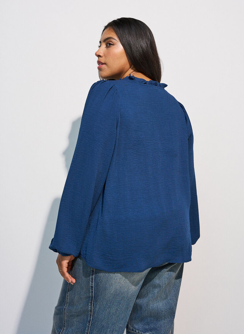 Blus med v-ringning och virkat band, Bl&aring;, Model image number 2