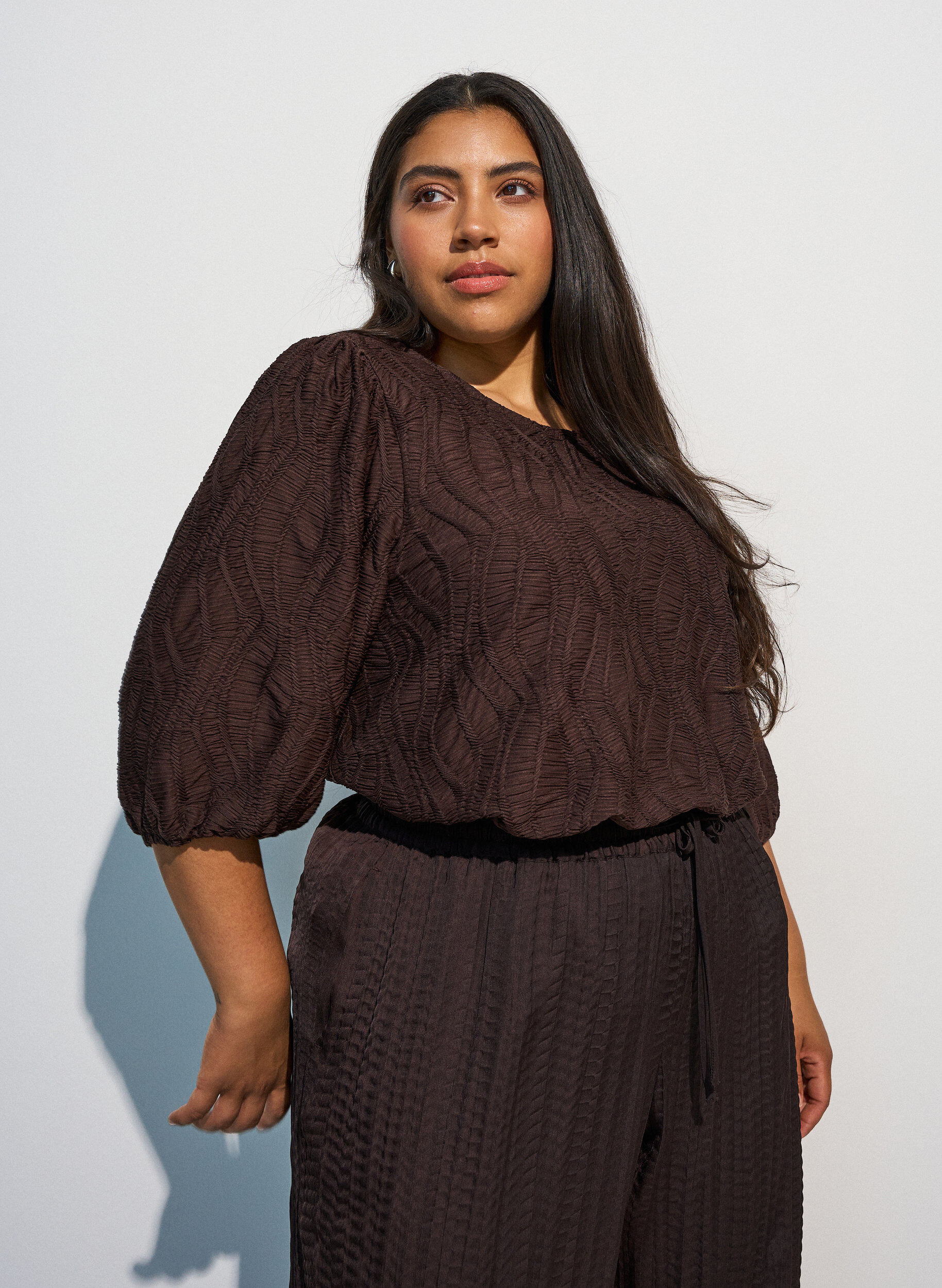 Blus med struktur och 3/4-&auml;rmar, Brun, Model