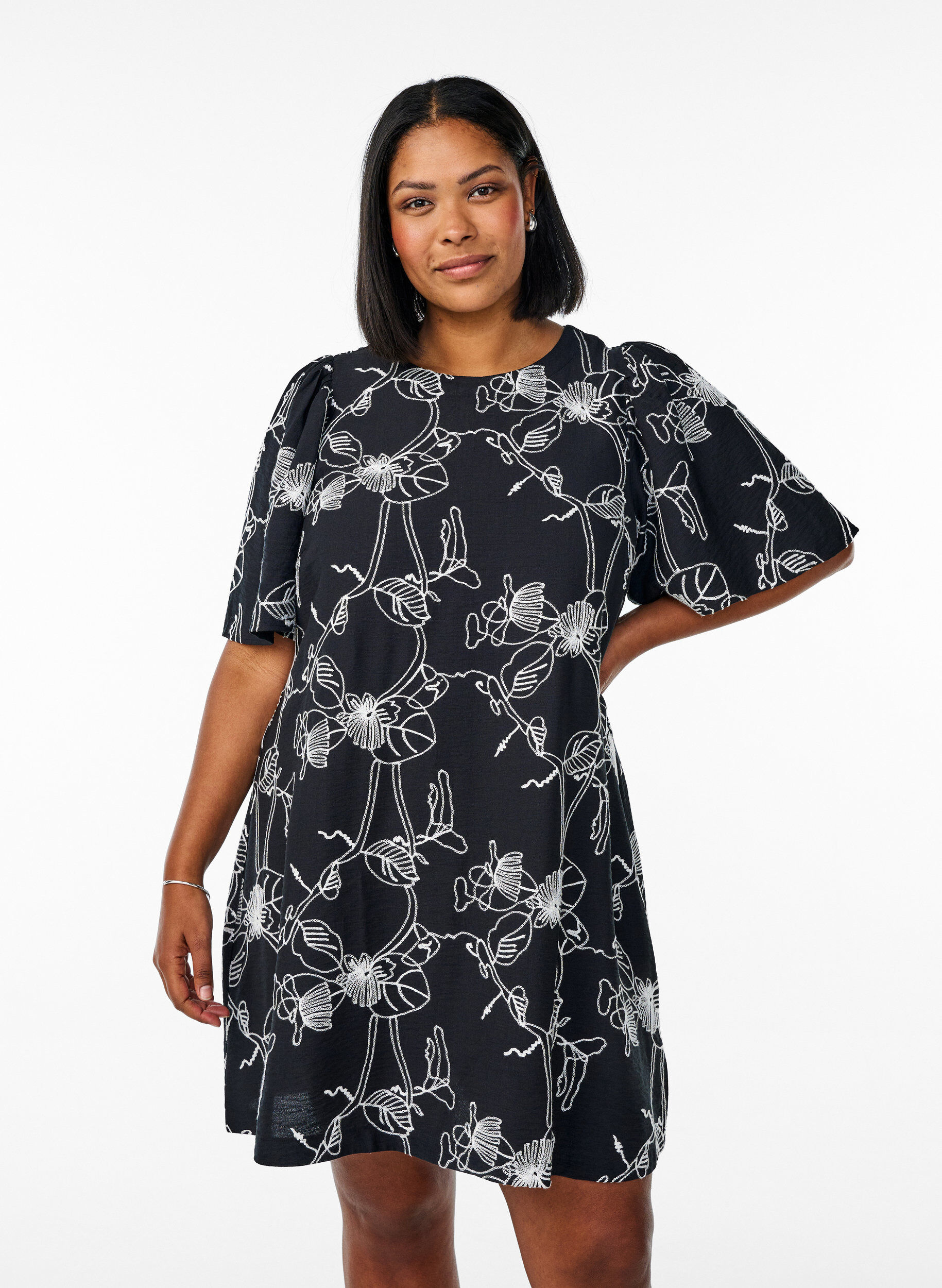Kort A-linjeformad kl&auml;nning med broderat m&ouml;nster, Svart, Model