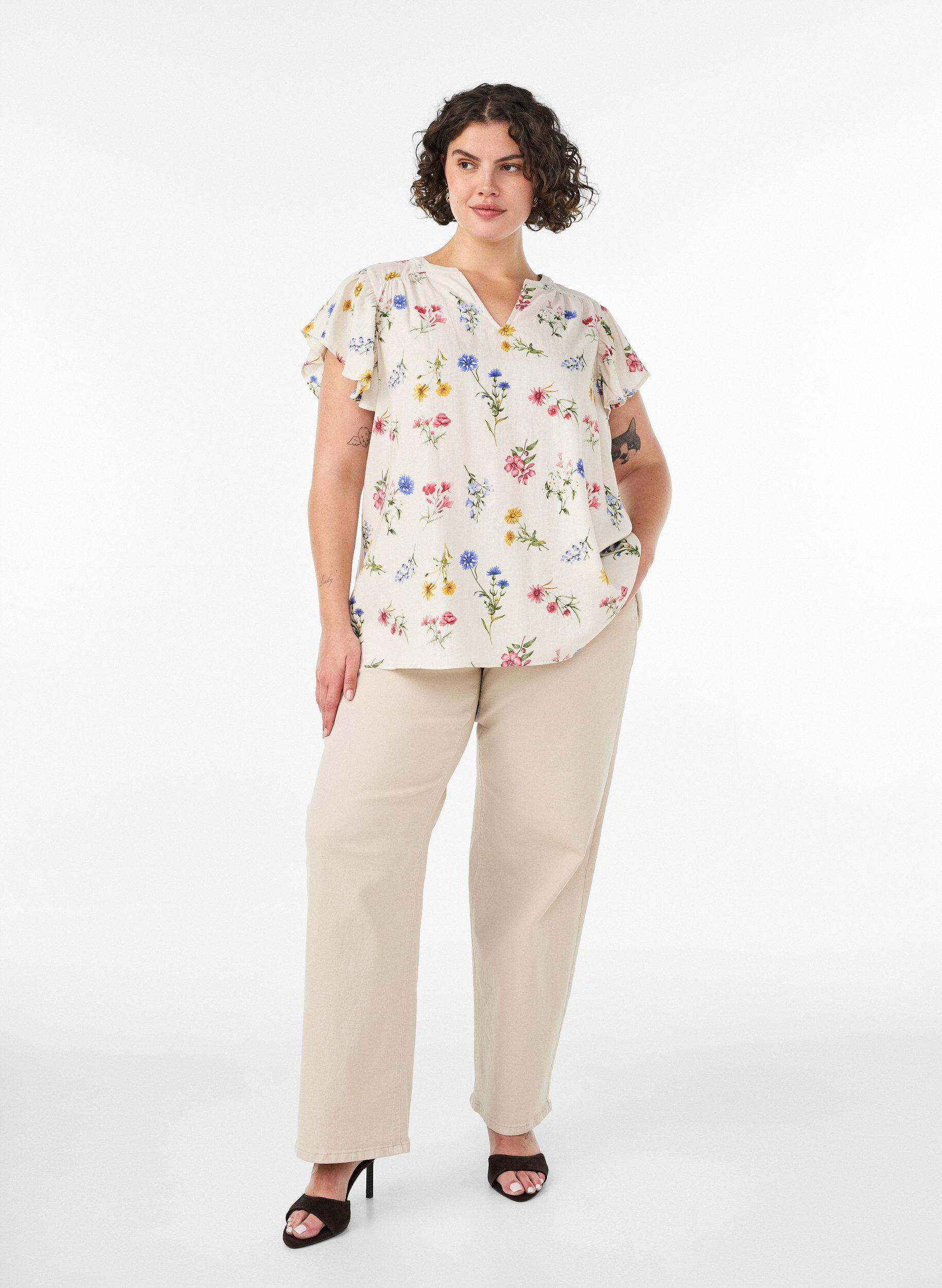 ZizziBlus i viskos och linne med volang&auml;rmar, Beige, Model image number 1