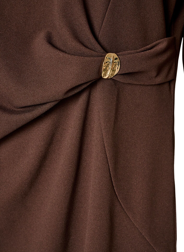 Kl&auml;nning i jersey med drapering och dekorativt sp&auml;nne, Brun, Packshot image number 3