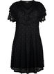 Kortärmad spetsklänning med breda volanger, Black, Packshot image number 0