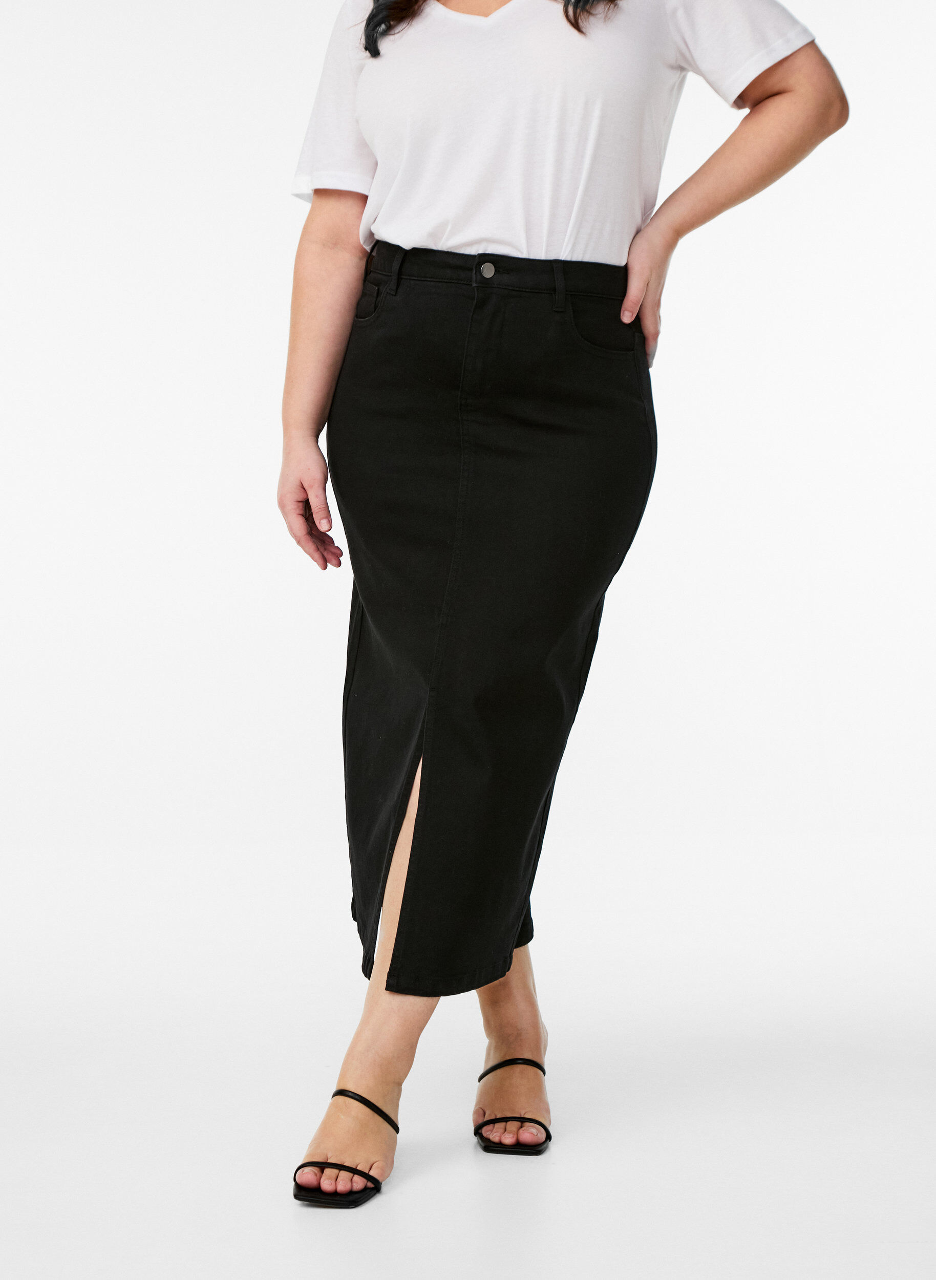 Zizzi Midil&aring;ng denimkjol med en slits framtill, Svart, Model image number 2