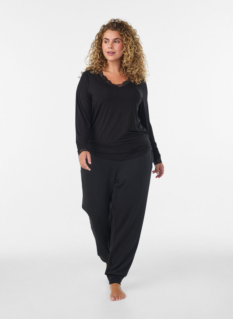 Blus i viskos med spetskant och v-ringning, Svart, Model image number 1