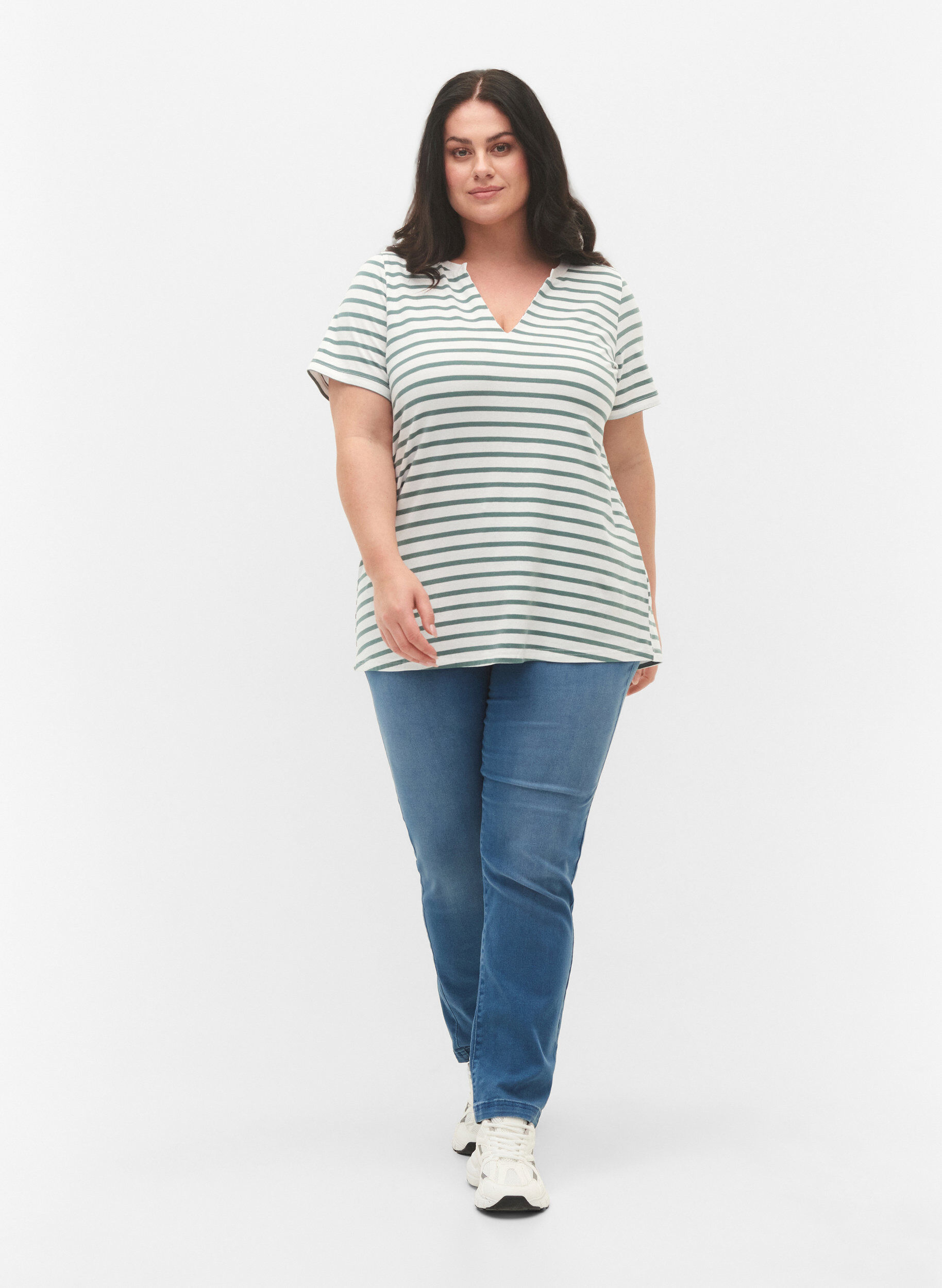 Zizzi Bomulls t-shirt med r&auml;nder och v-ringning, B.White/SeaP.Stripes, Model image number 2