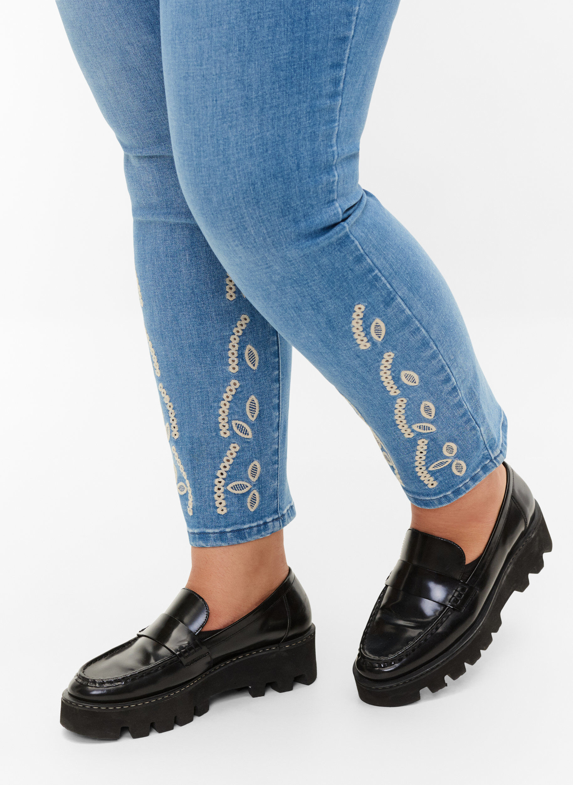 Zizzi Croppade Emily jeans med broderi, Blue denim, Model image number 3