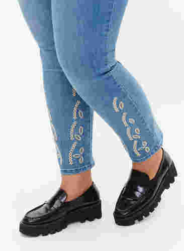 Croppade Emily jeans med broderi, Blue denim, Model image number 3