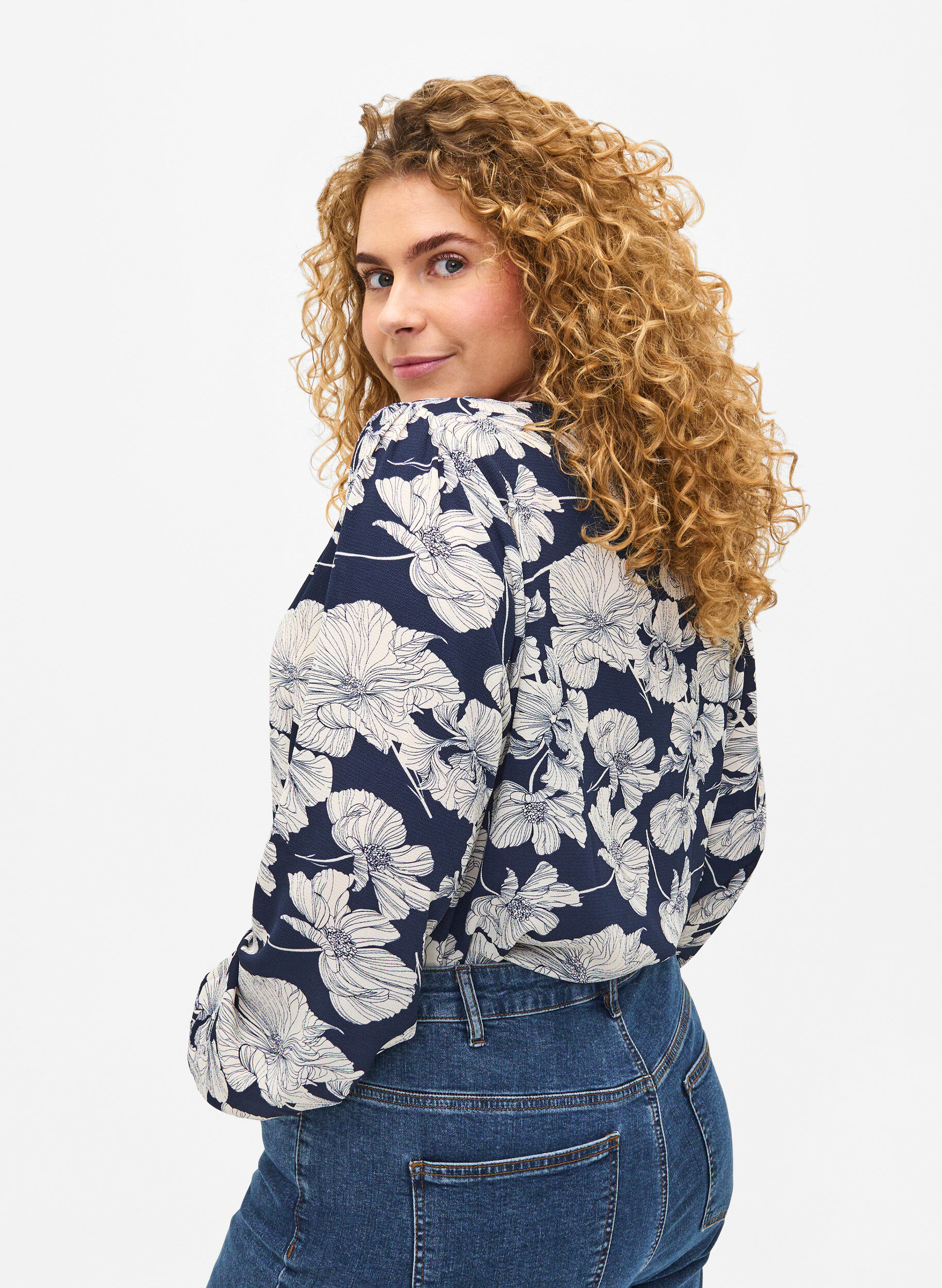 Zizzi Skjortblus med V-ringning och tryck, Navy B. Flower AOP, Model image number 1