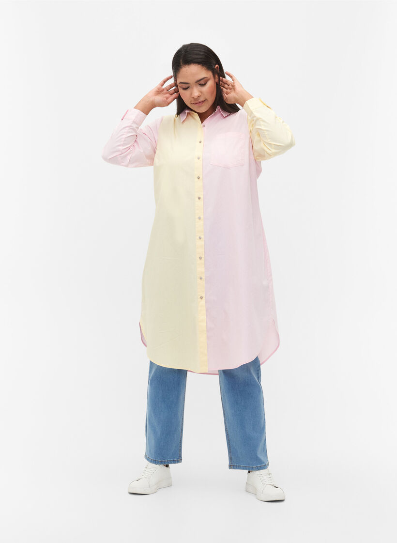 Lång bomullsskjorta med colour-block, Popcorn/Pink, Model