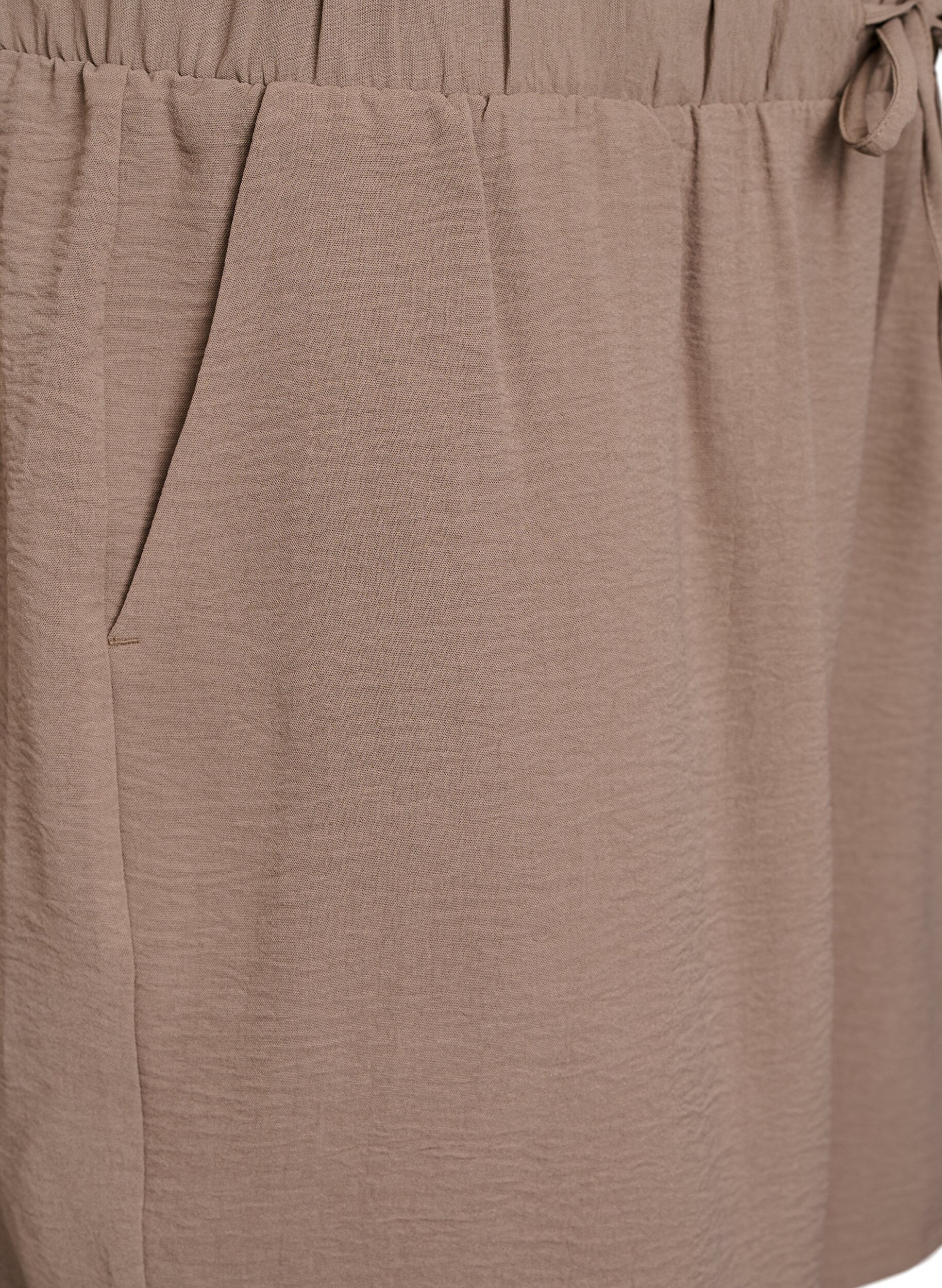 ZizziShorts med fickor och res&aring;r i midjan, Brun, Packshot image number 2