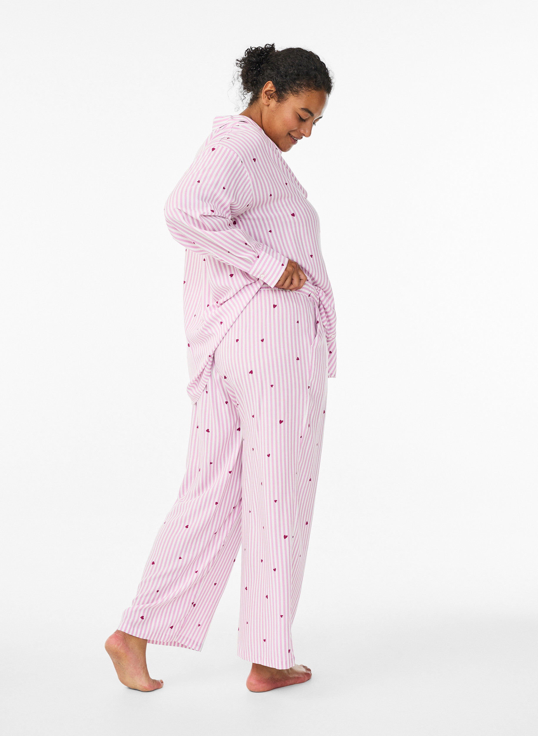 Zizzi L&ouml;sa nattbyxor med r&auml;nder och hj&auml;rtan, Rosa, Model image number 1