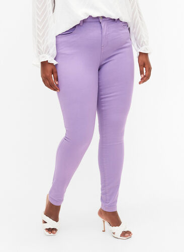 Högmidjade Amy jeans med super slim passform, Chalk Violet, Model image number 2