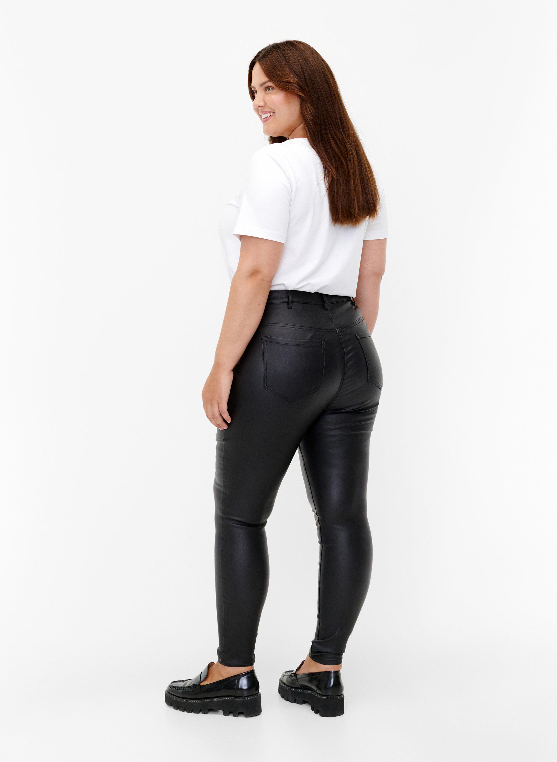 Zizzi Coated Amy-jeans med dragkedjedetalj, Svart, Model image number 1