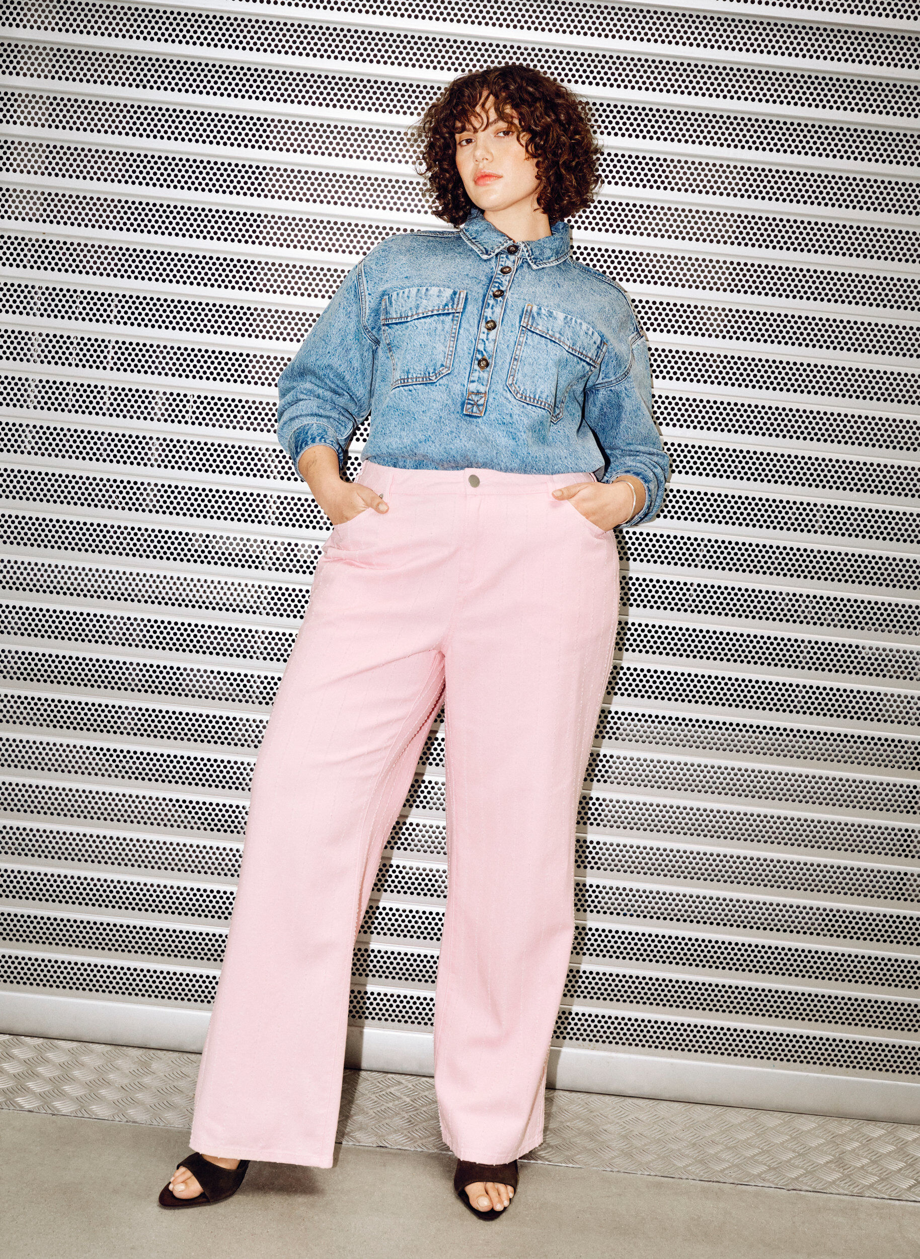 Zizzi Myra jeans i f&auml;rgad denim med bred passform och texturerat m&ouml;nster, Rosa, Image image number 0