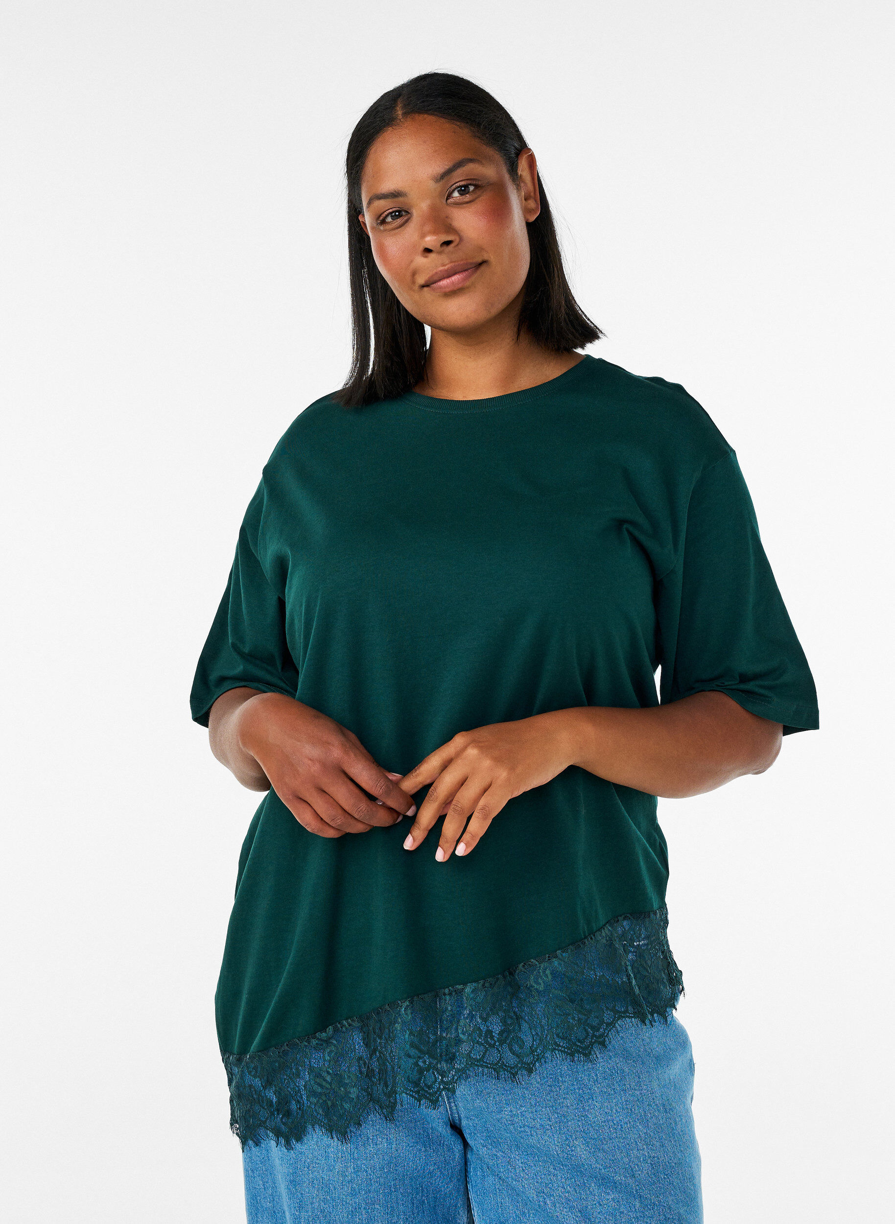 T-shirt med asymmetrisk spetskant, Gr&ouml;n, Model