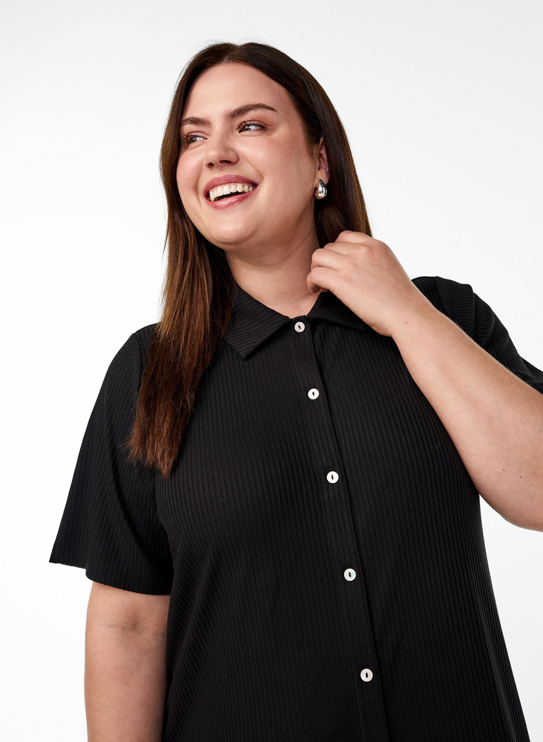 Zizzi Maxikl&auml;nning i jersey med krage och korta &auml;rmar, Svart, Model image number 2