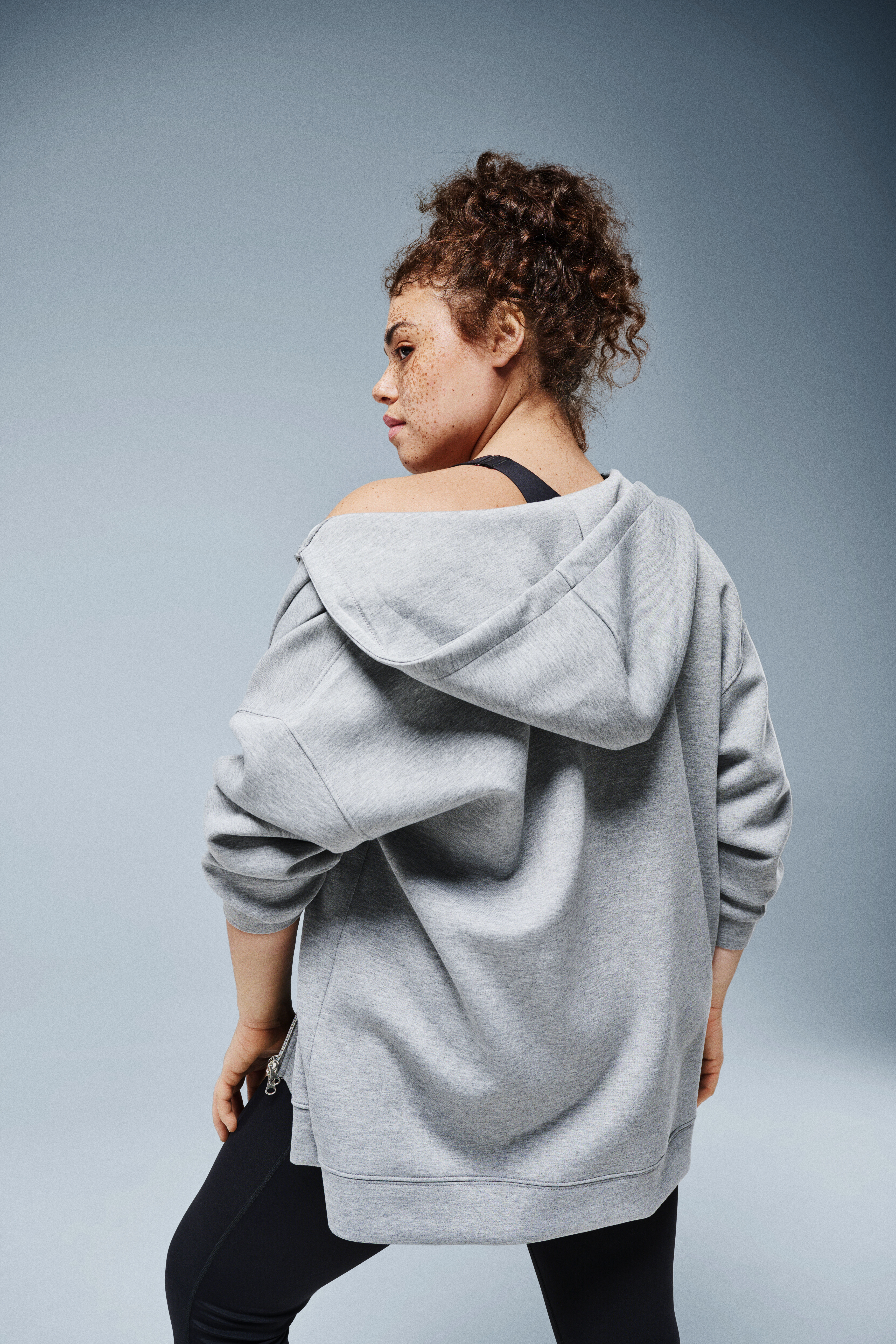 Zizzi Sportig look med huvtr&ouml;ja, , Model