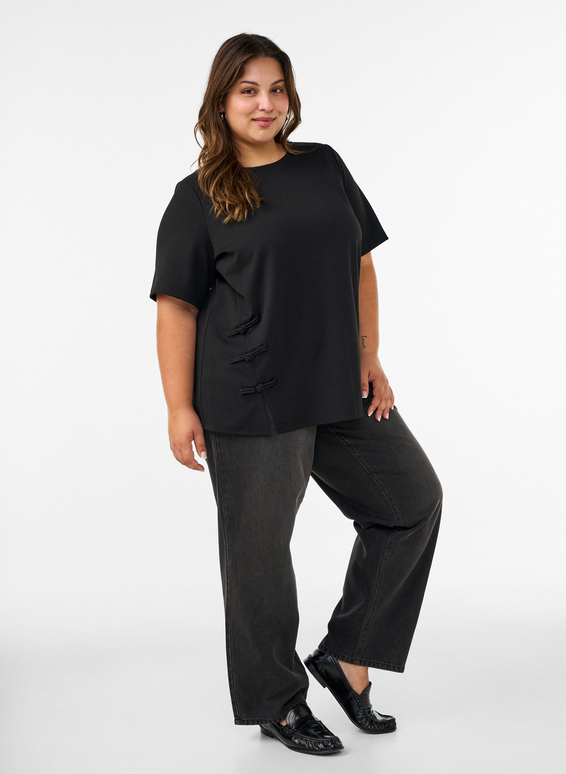 ZizziT-shirt med slitsar och dekorativ knutkn&auml;ppning, Svart, Model image number 1