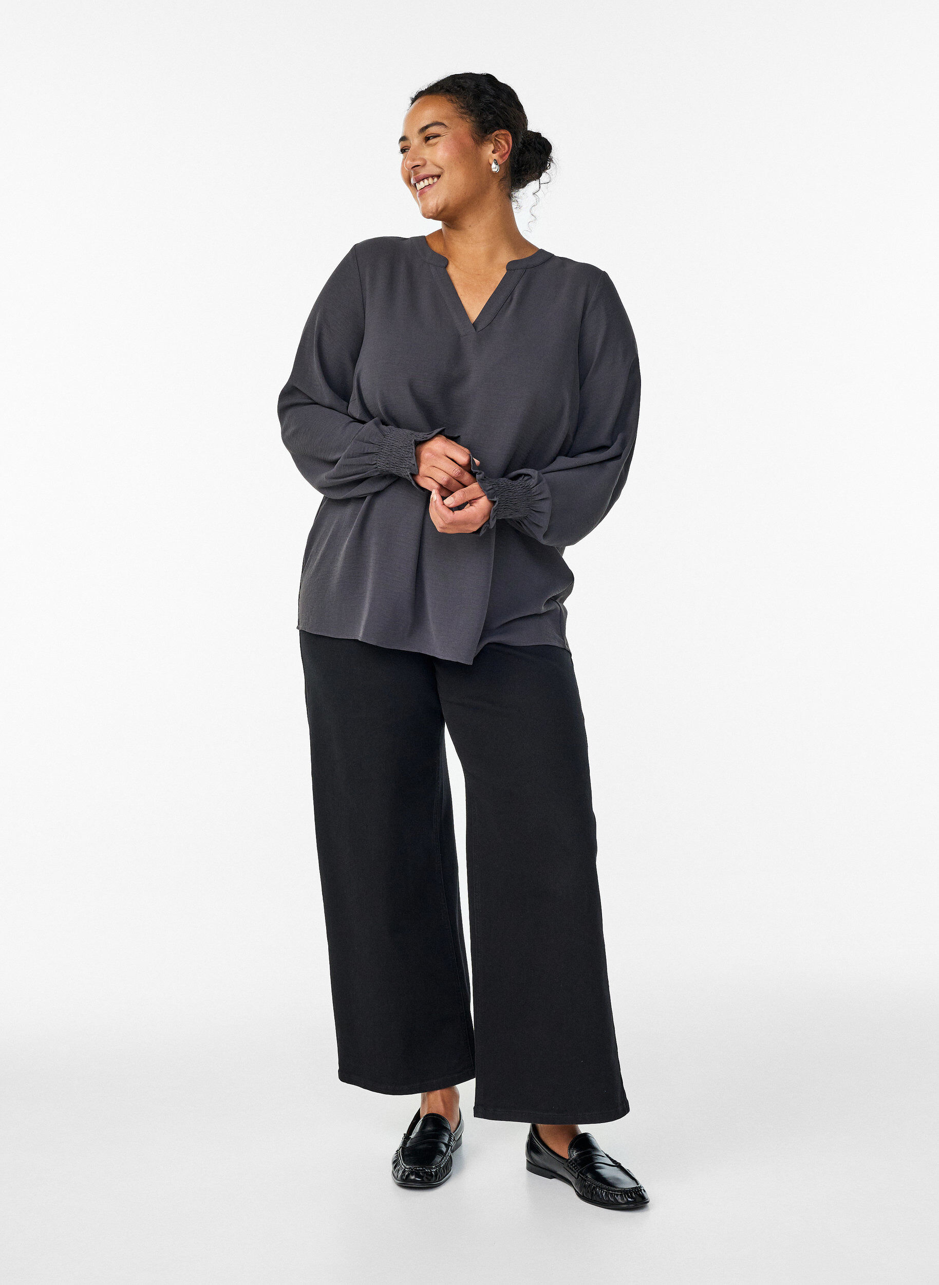 Zizzi Blus med smockade manschetter och v-ringning, Gr&aring;, Model image number 1