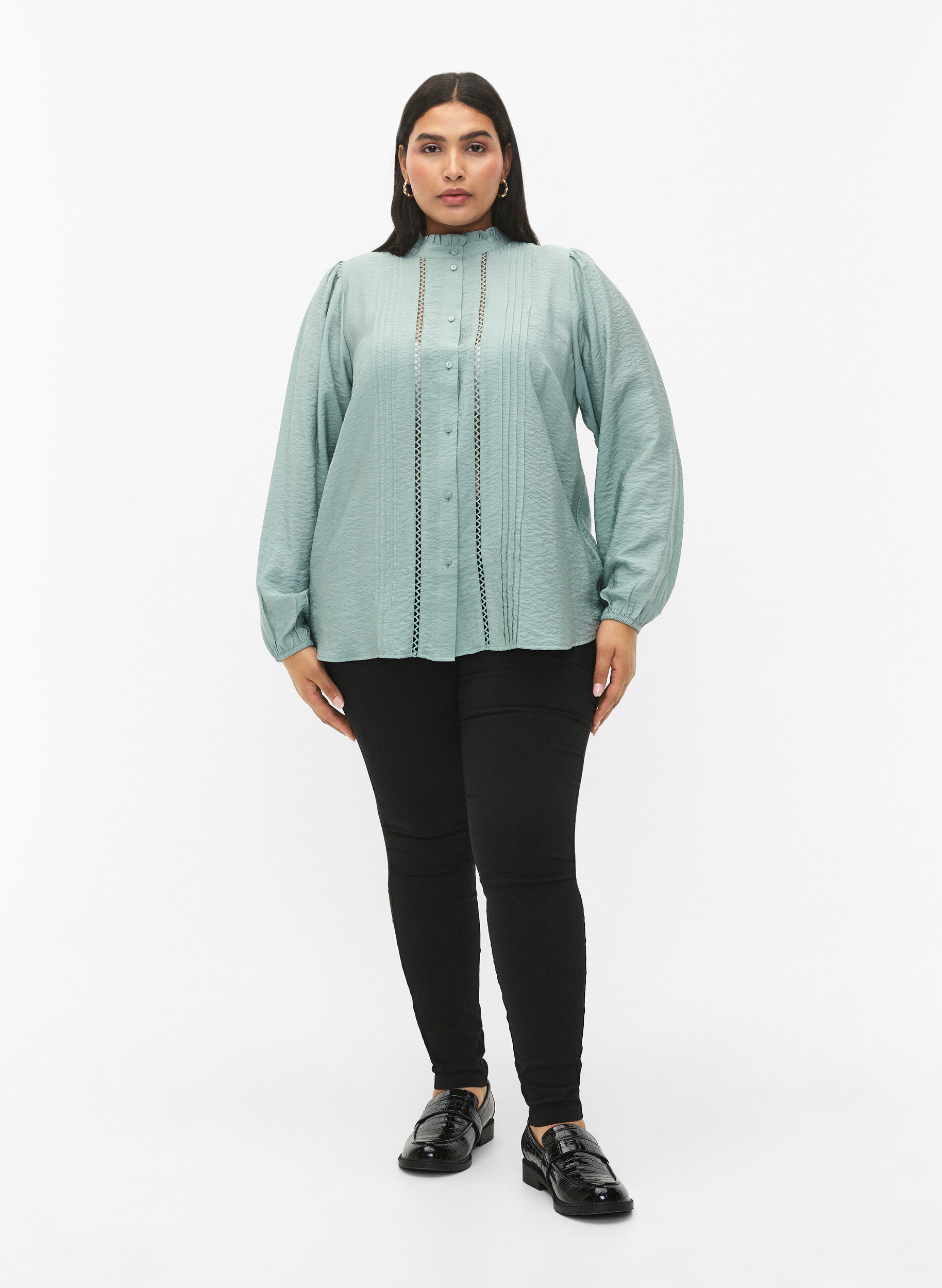 Zizzi Skjortblus i viskos med volangkrage, Chinois Green, Model image number 2