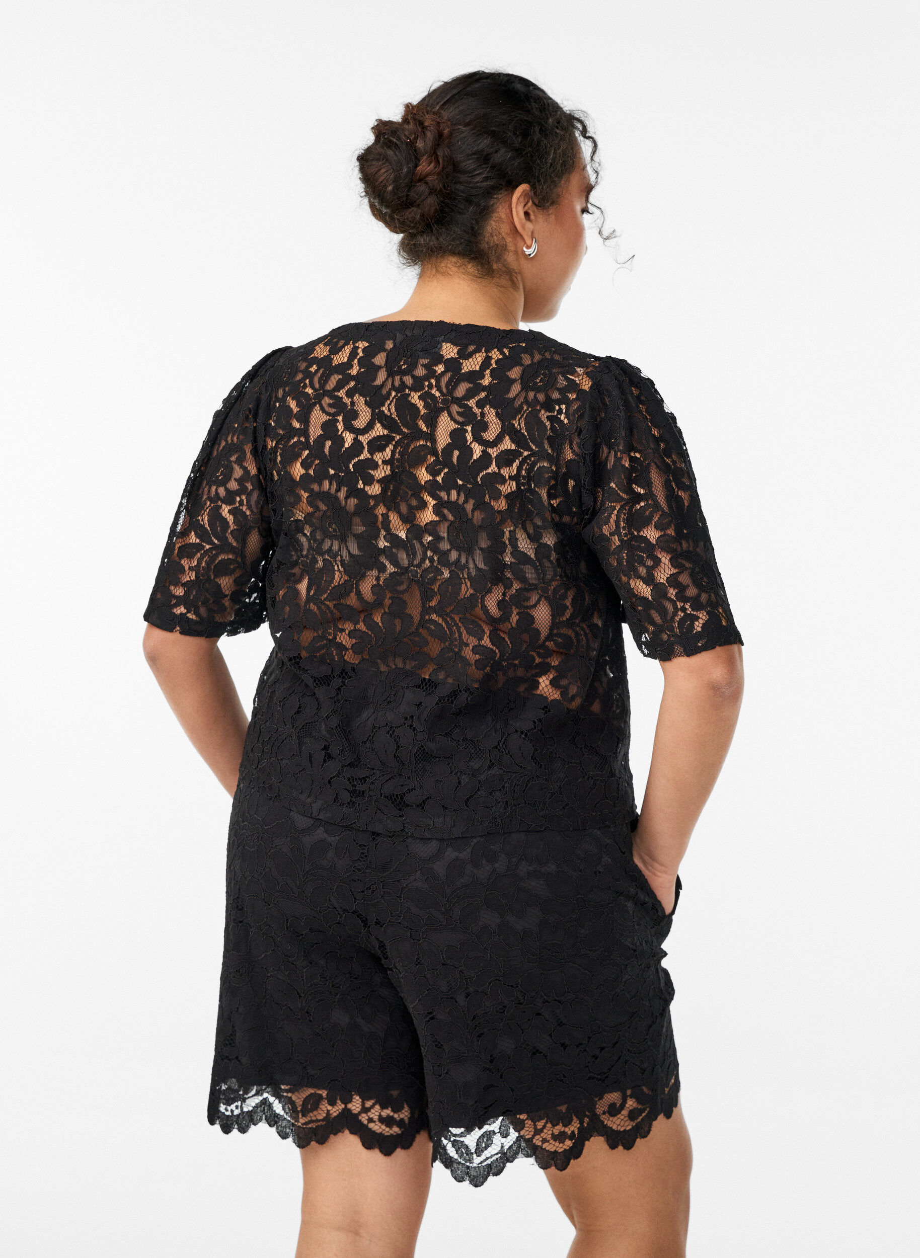 ZizziSpetsshorts med h&ouml;g midja och fickor, Svart, Model image number 2