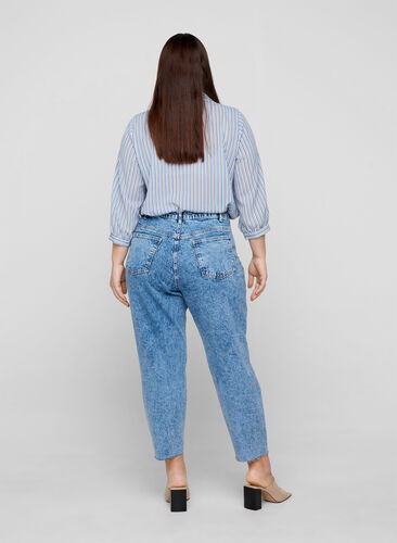 Mille mom fit jeans i bomull, Blue denim, Model image number 1