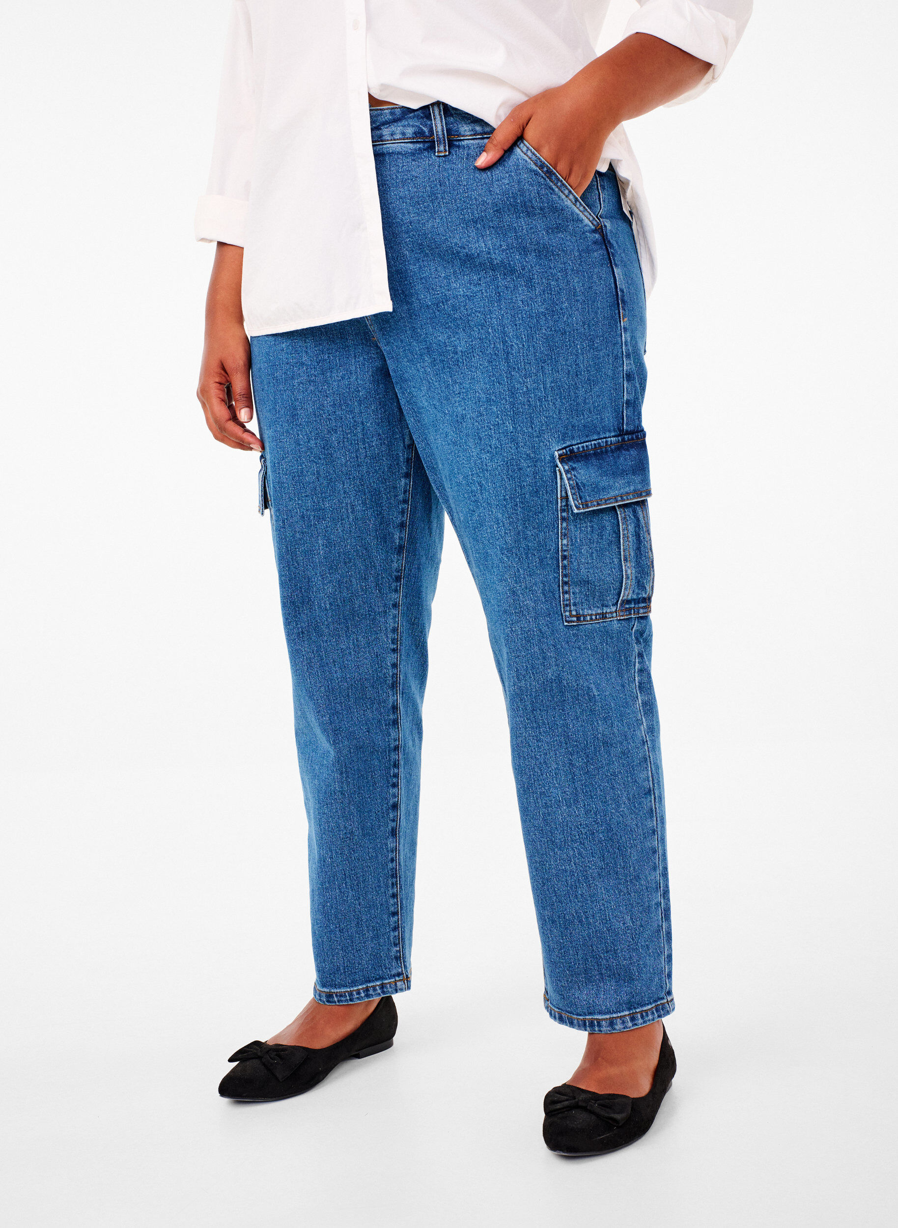 Zizzi Cargojeans med h&ouml;g midja, Blue Denim, Model image number 2
