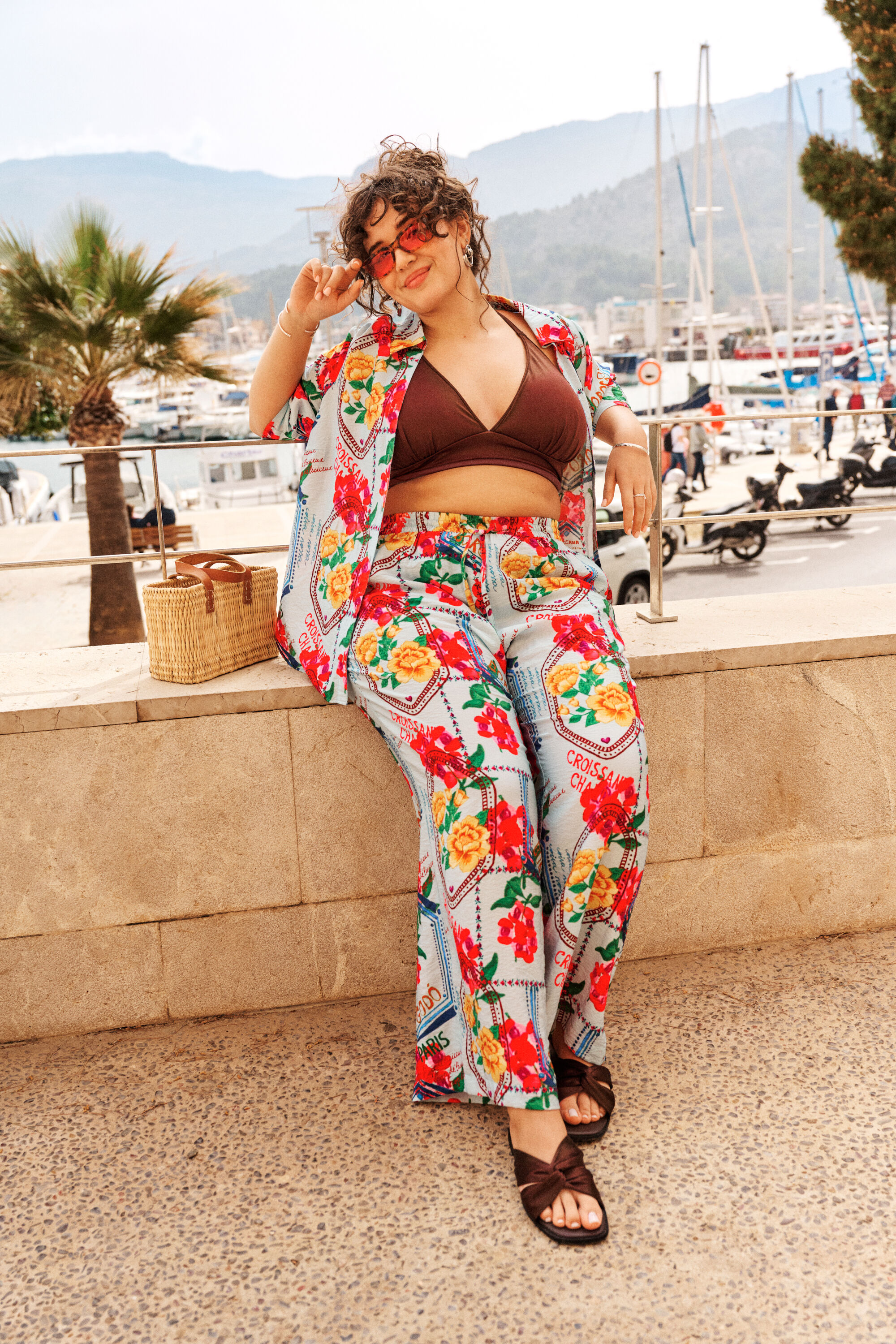 ZizziF&auml;rgglad semesterst&auml;mning vid hamnen, , Model