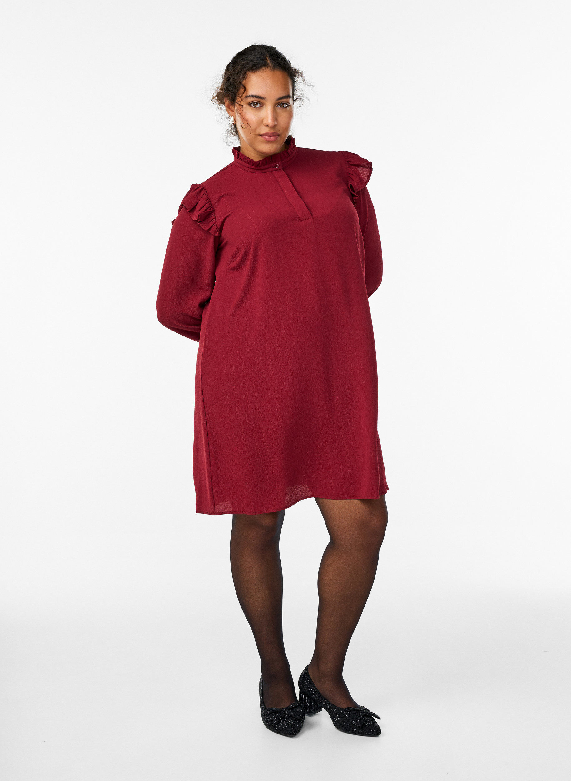 ZizziKort kl&auml;nning med volanger och glitter, M&ouml;rk Bordeaux, Model image number 1