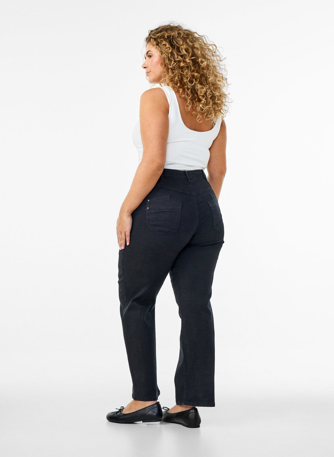 ZizziGemma-jeans med normal passform och h&ouml;g midja, Svart, Model image number 1