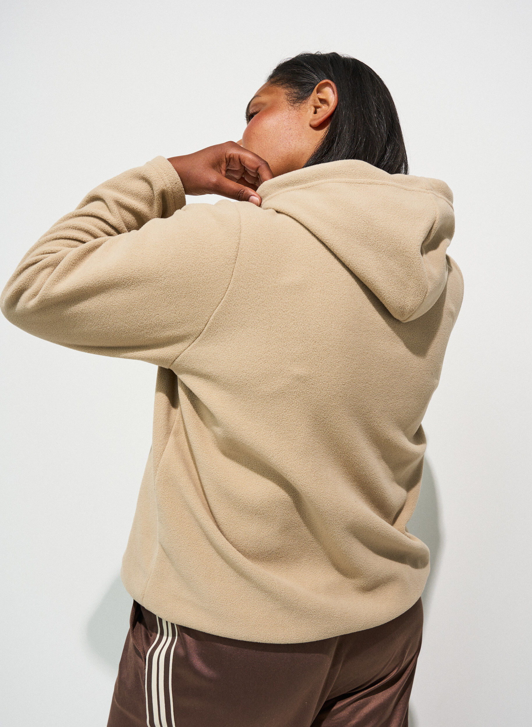 ZizziHuvtr&ouml;ja i fleece med h&ouml;g hals och broderad text, Beige, Model image number 1