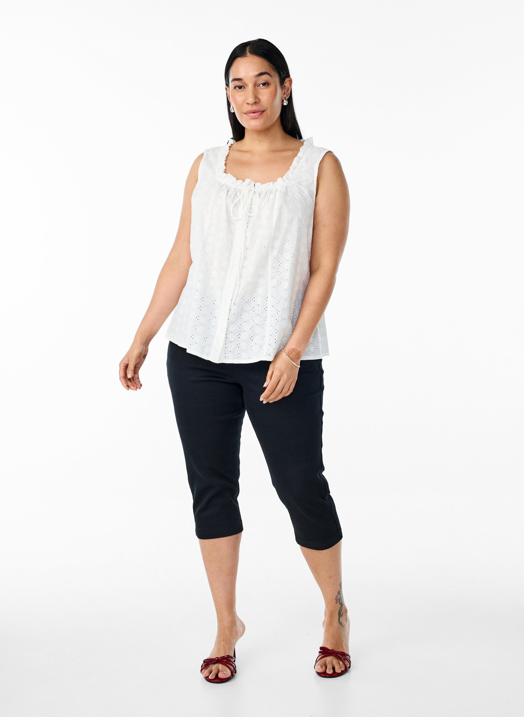 Zizzi&Auml;rml&ouml;s blus med broderie anglaise och volanger, Vanilla, Model image number 1