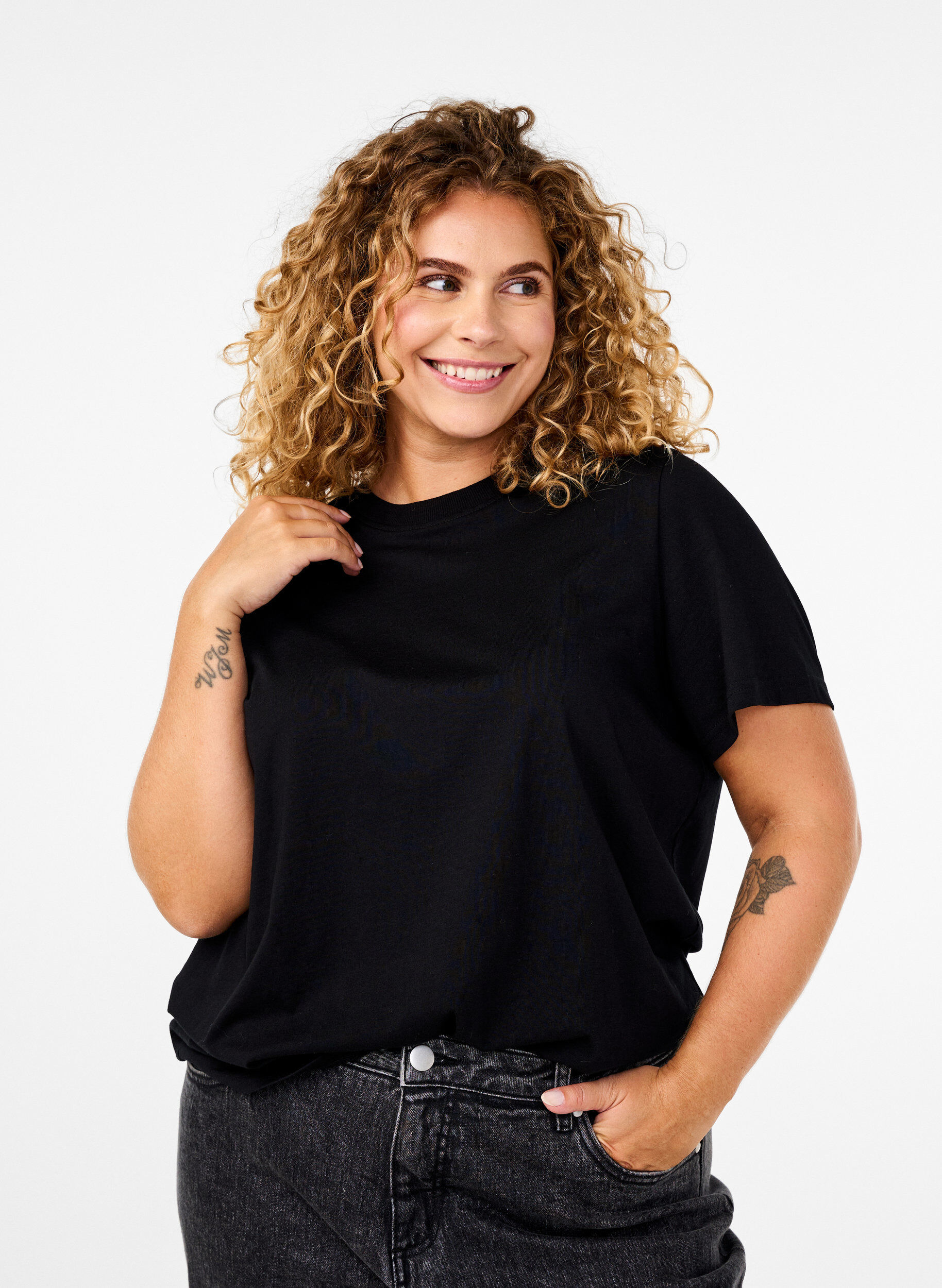 Enkel t-shirt i bomull med rund halsringning, Svart, Model