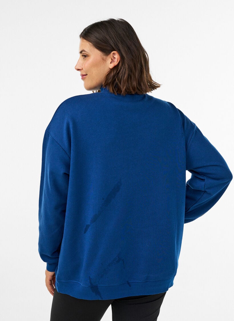 Sweatshirt med h&ouml;g krage och sportigt motiv framtill, Bl&aring;, Model image number 2