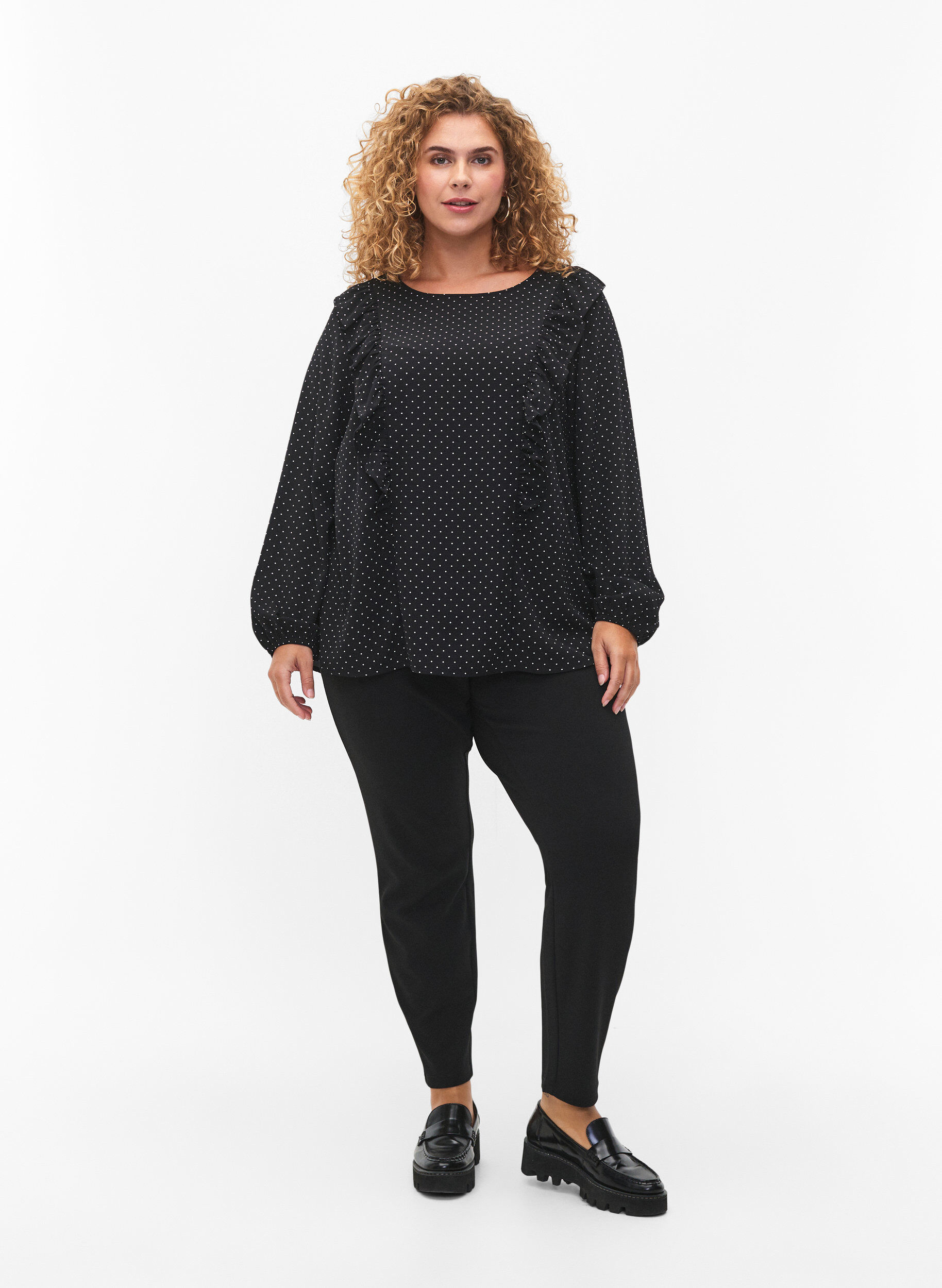 Zizzi L&aring;ng&auml;rmad blus med volanger, Black Dot, Model image number 2