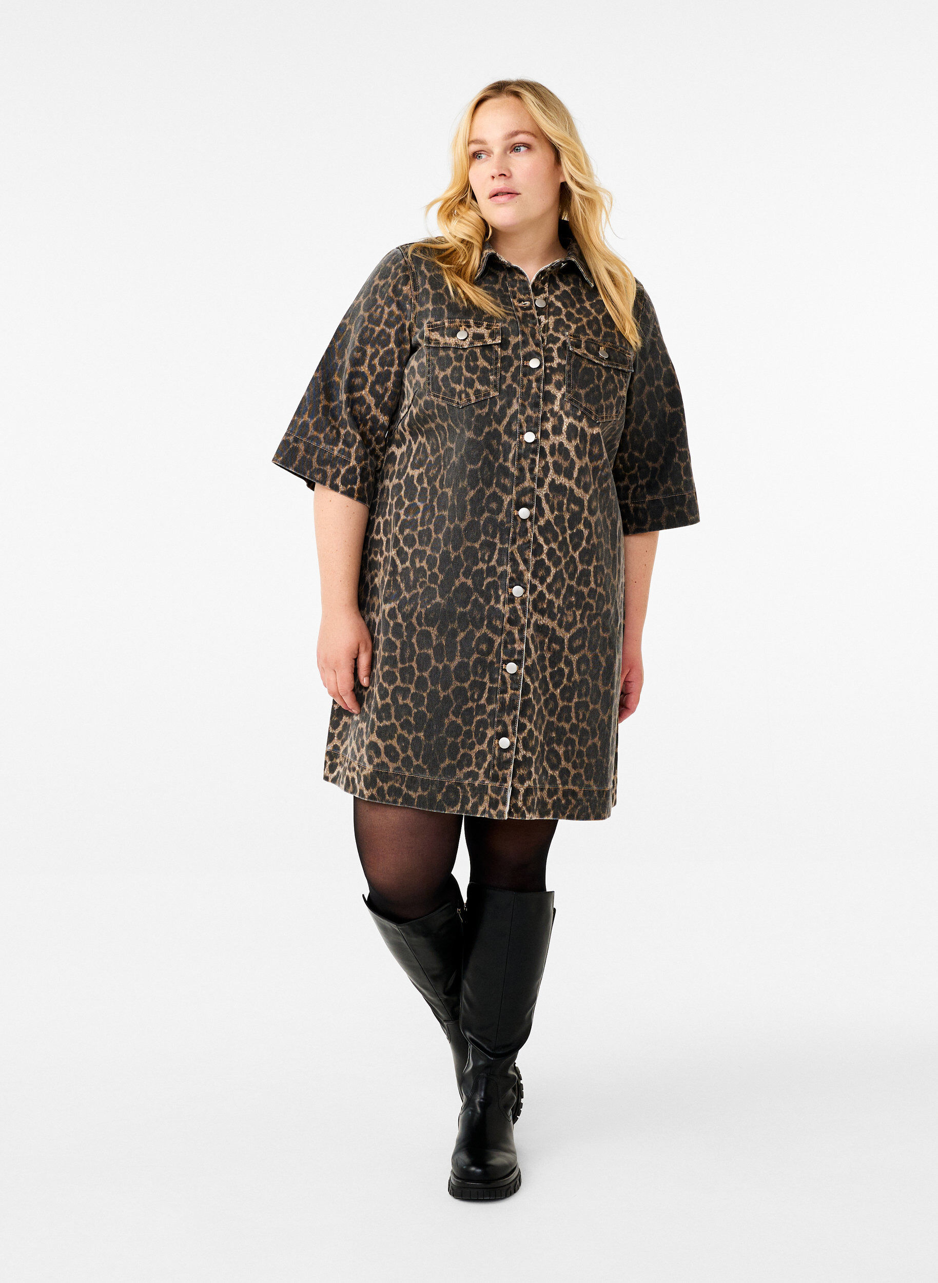 Zizzi Kort&auml;rmad denimkl&auml;nning med leopardm&ouml;nster, LEO AOP, Model image number 2