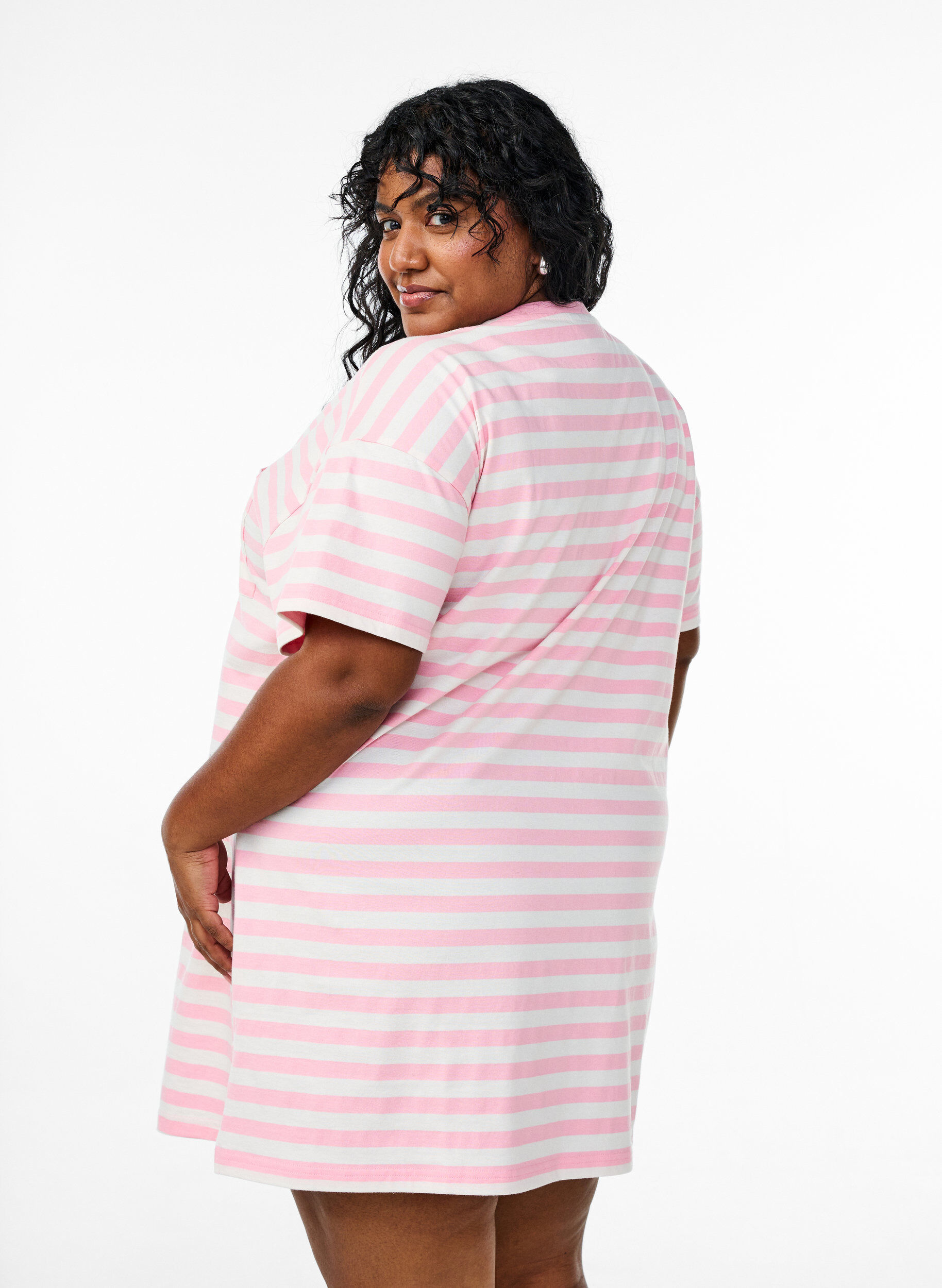 Zizzi L&aring;ng natt-t-shirt i ekologisk bomull med r&auml;nder, Rosa, Model image number 2