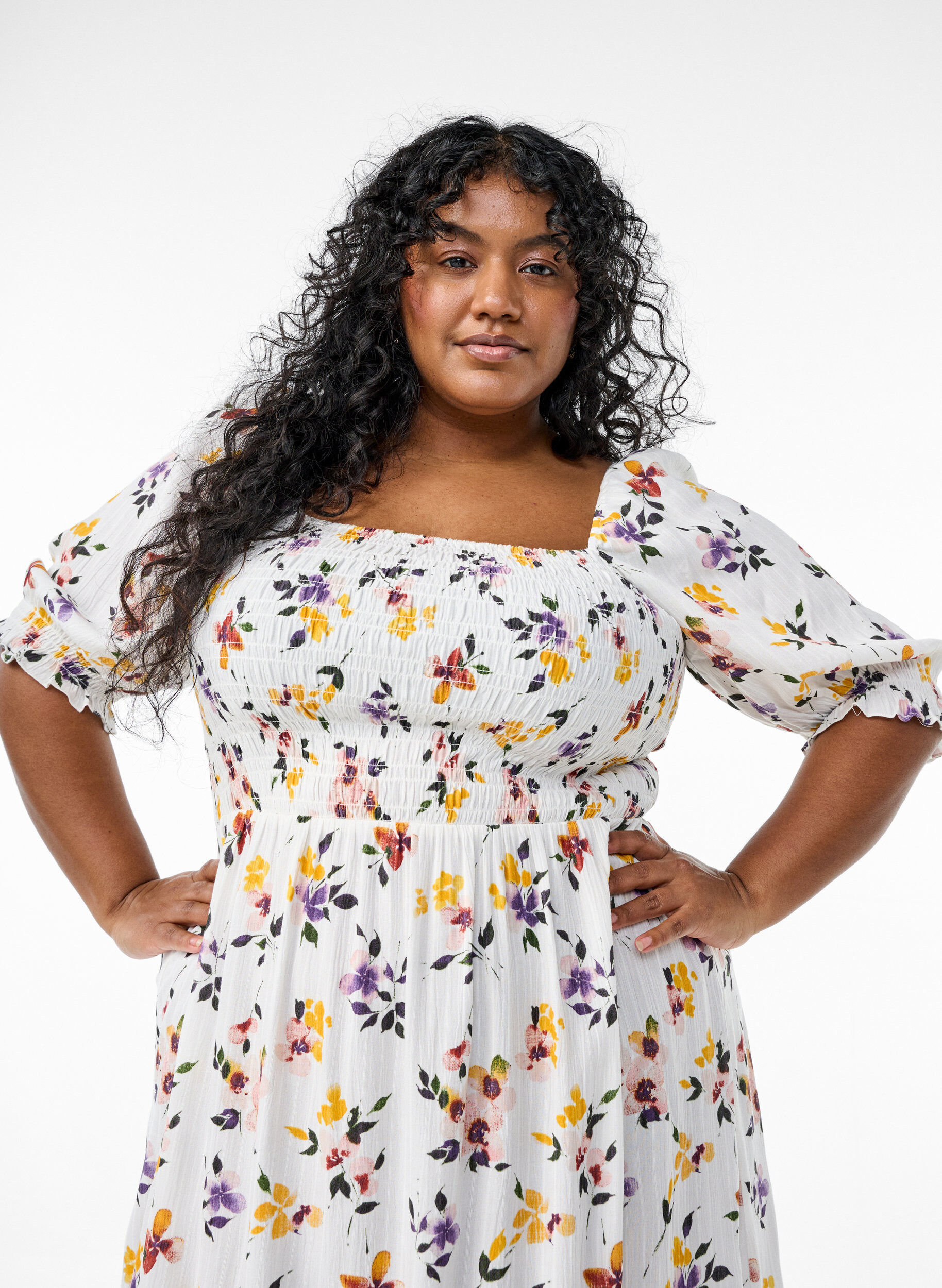 Zizzi Blommig midikl&auml;nning i viskos med smock, Vit, Model image number 2