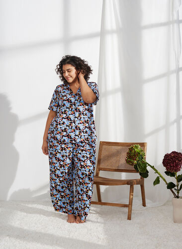 Mönstrad pyjamaströja i viskos, Black Blue Flower, Image image number 0