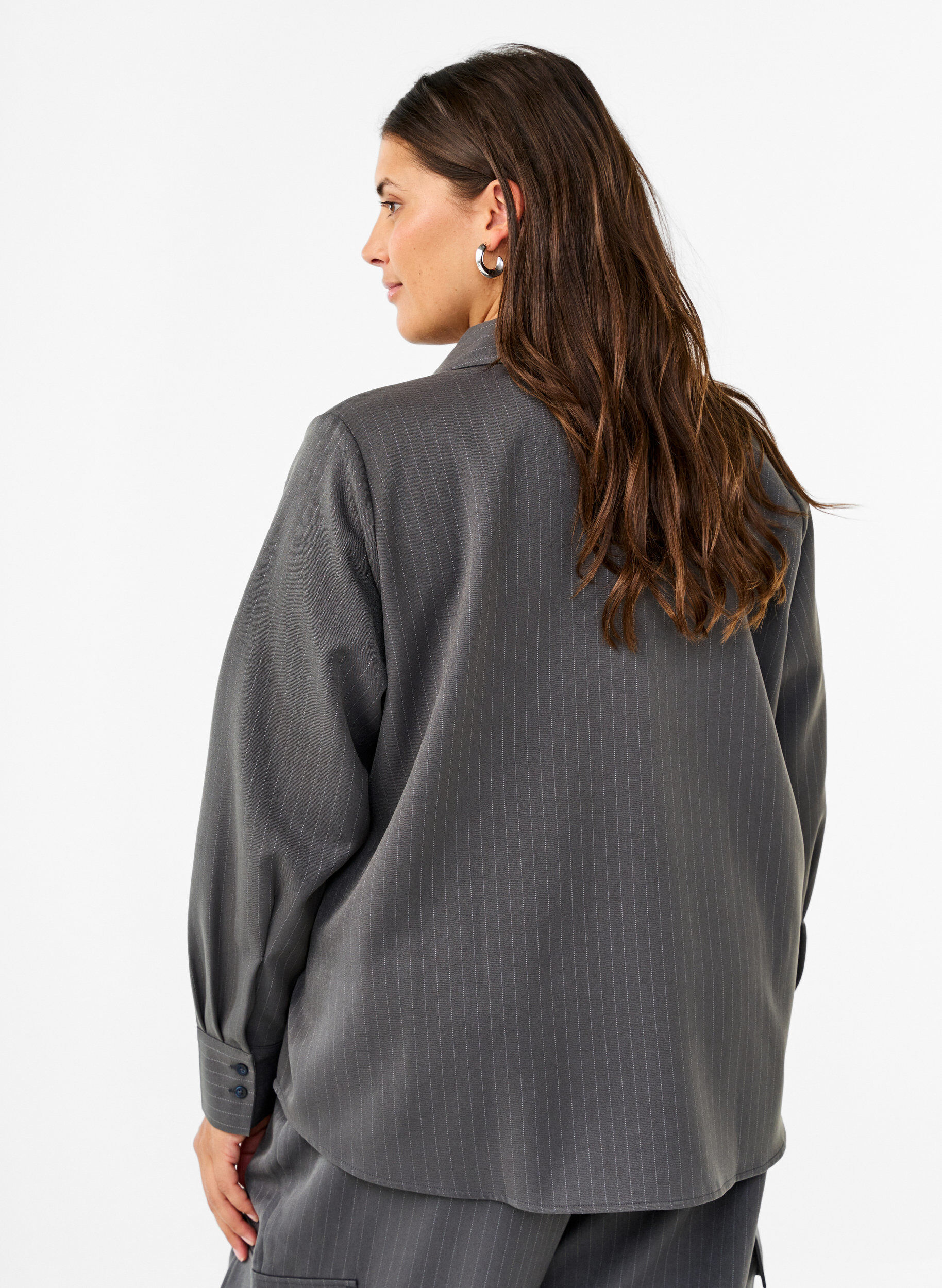 Zizzi Kritstrecksrandig skjorta med krage och br&ouml;stfickor, Dark Shadow Pin St., Model image number 1