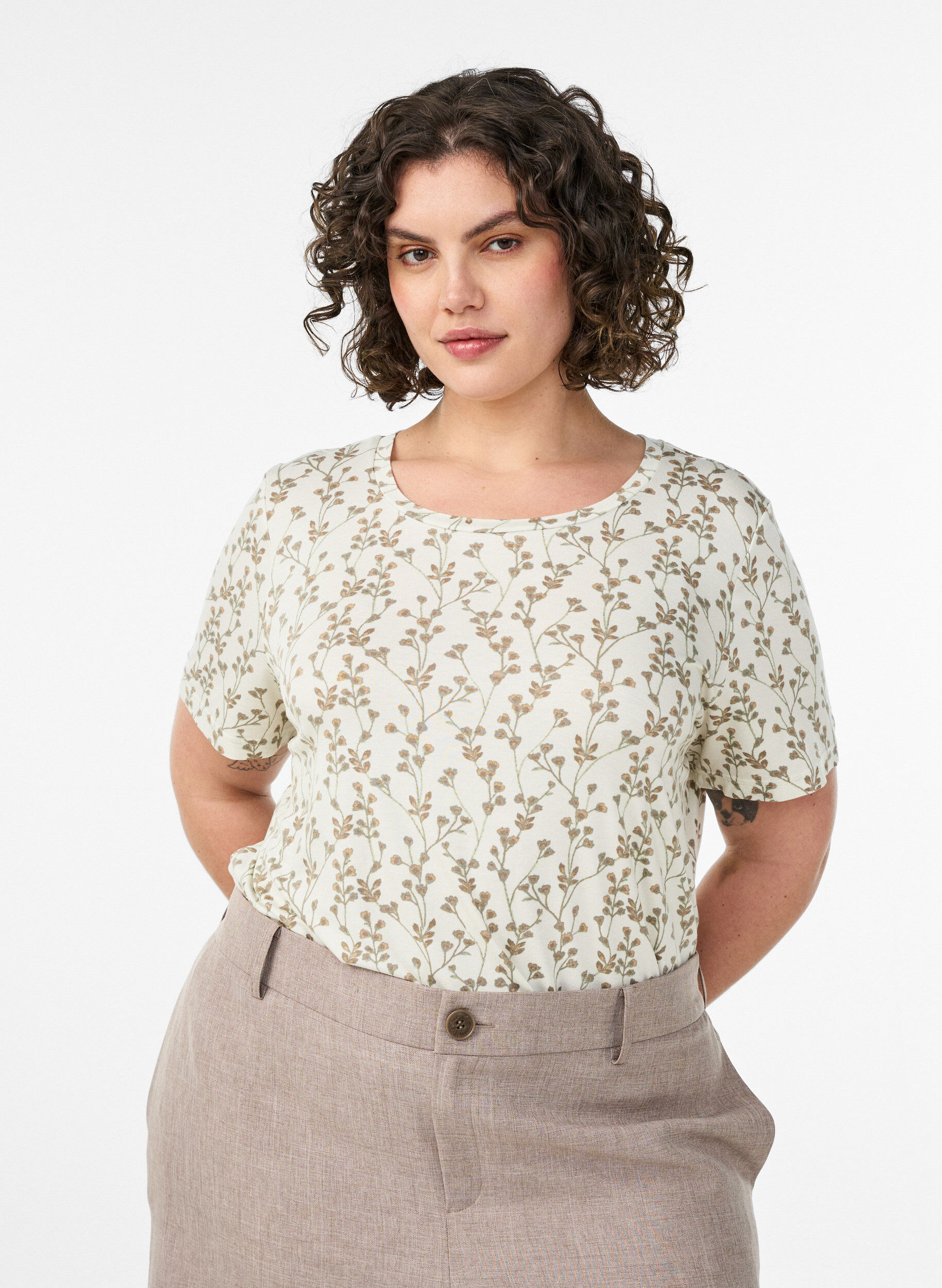 Zizzi T-shirt med blommigt tryck, Vanilla, Model image number 0