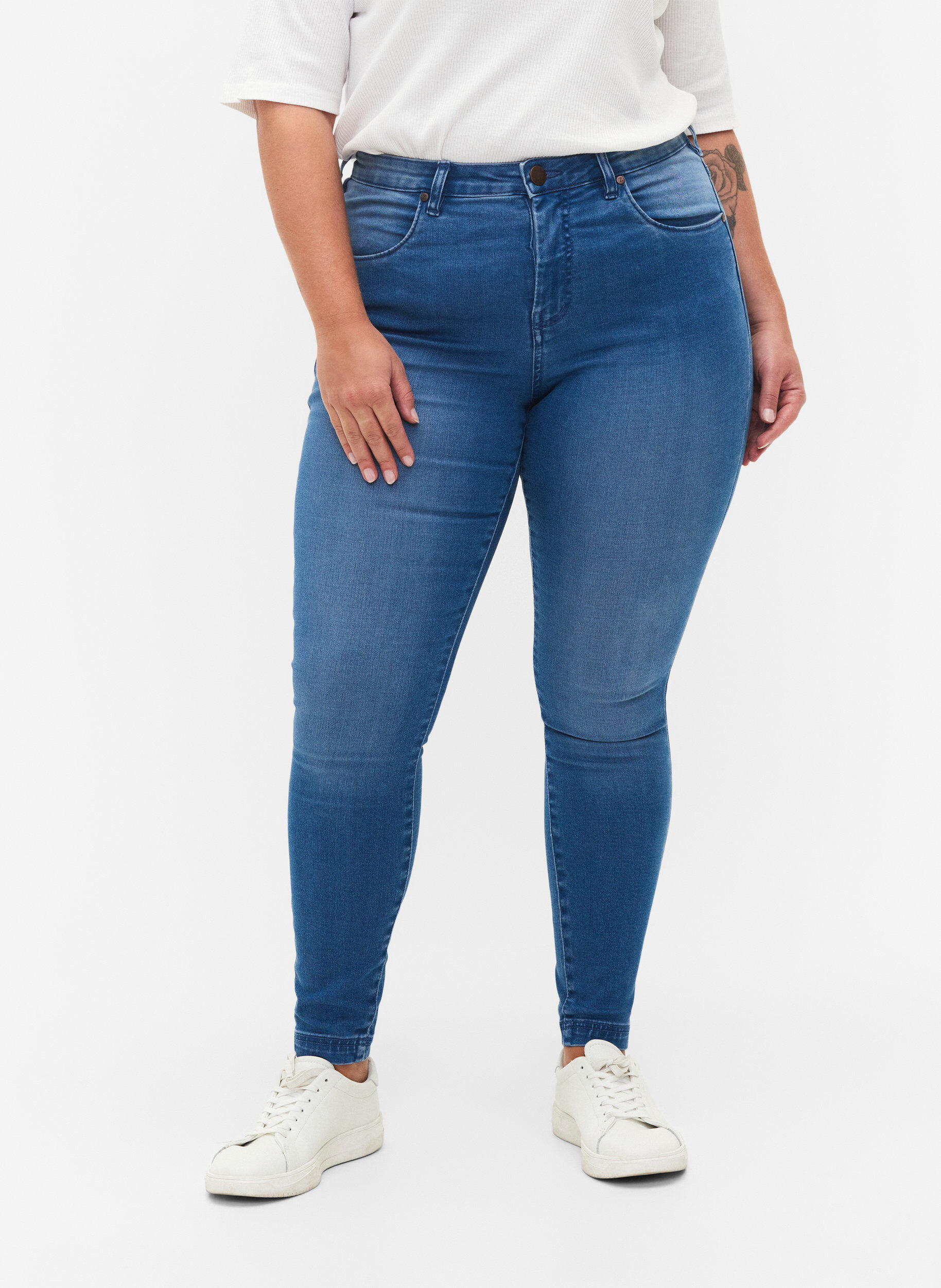 Zizzi Super slim Amy jeans med h&ouml;g midja, Light blue, Model image number 3