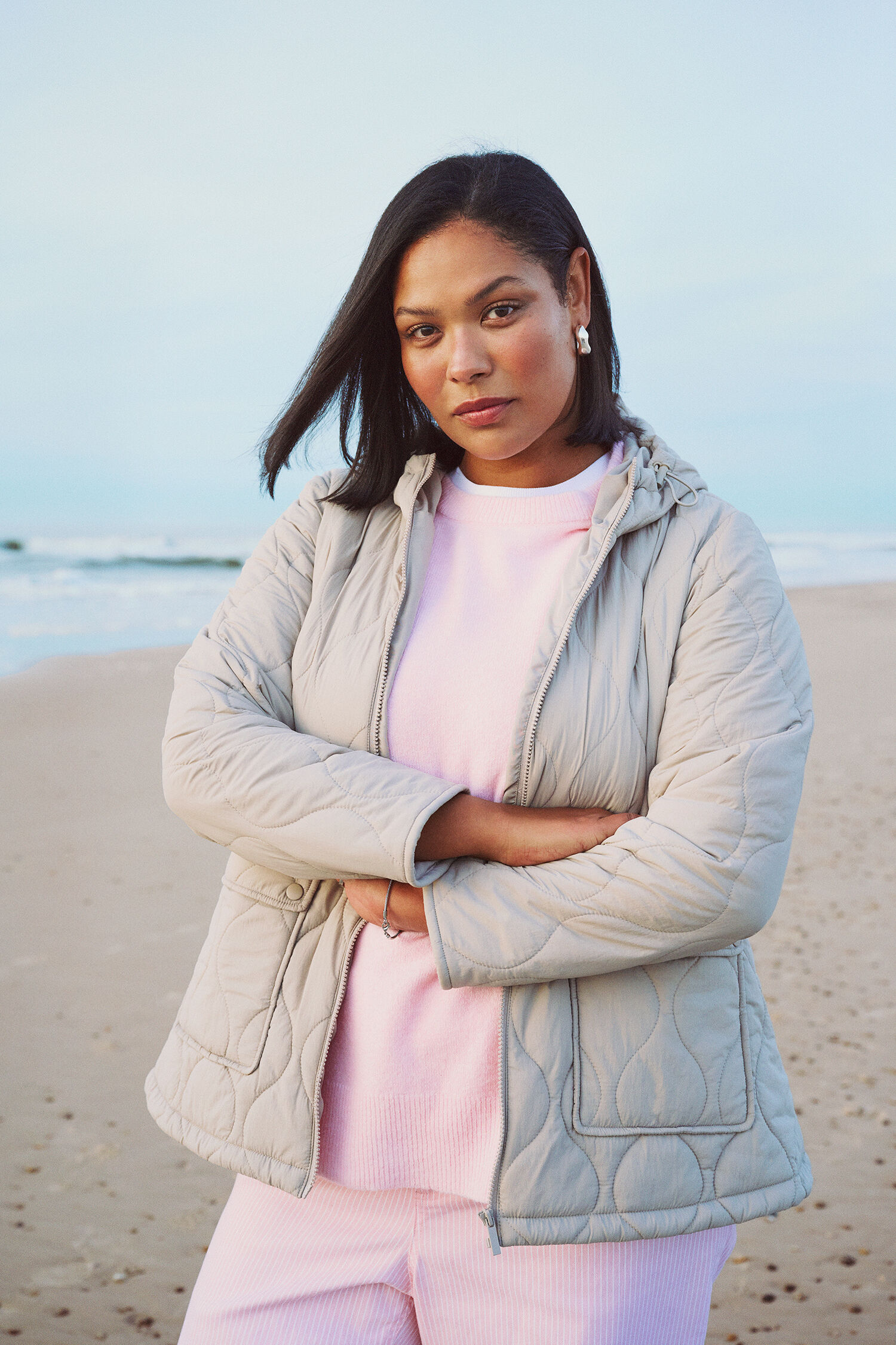 Quiltad jacka i rosa nyanser, , Model