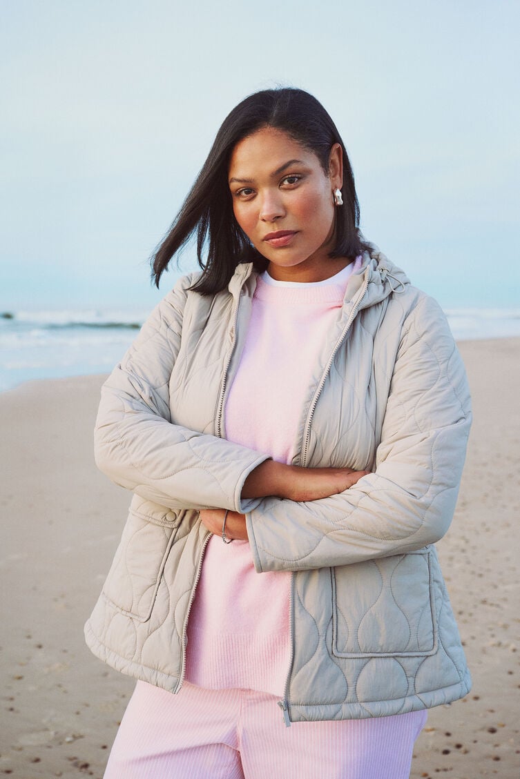 Quiltad jacka i rosa nyanser, , Model