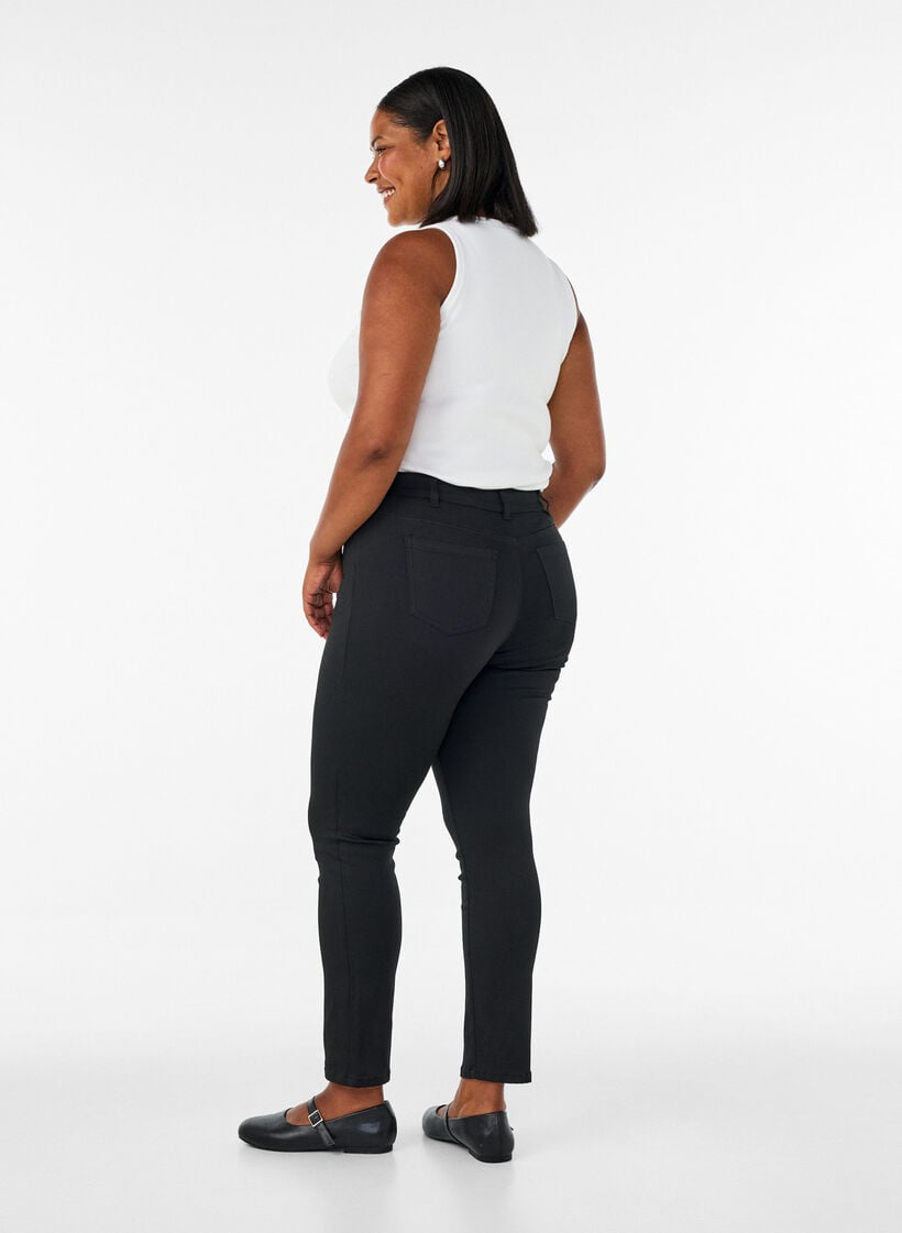 Emily Stay Black jeans med normal midja, Svart, Model image number 1
