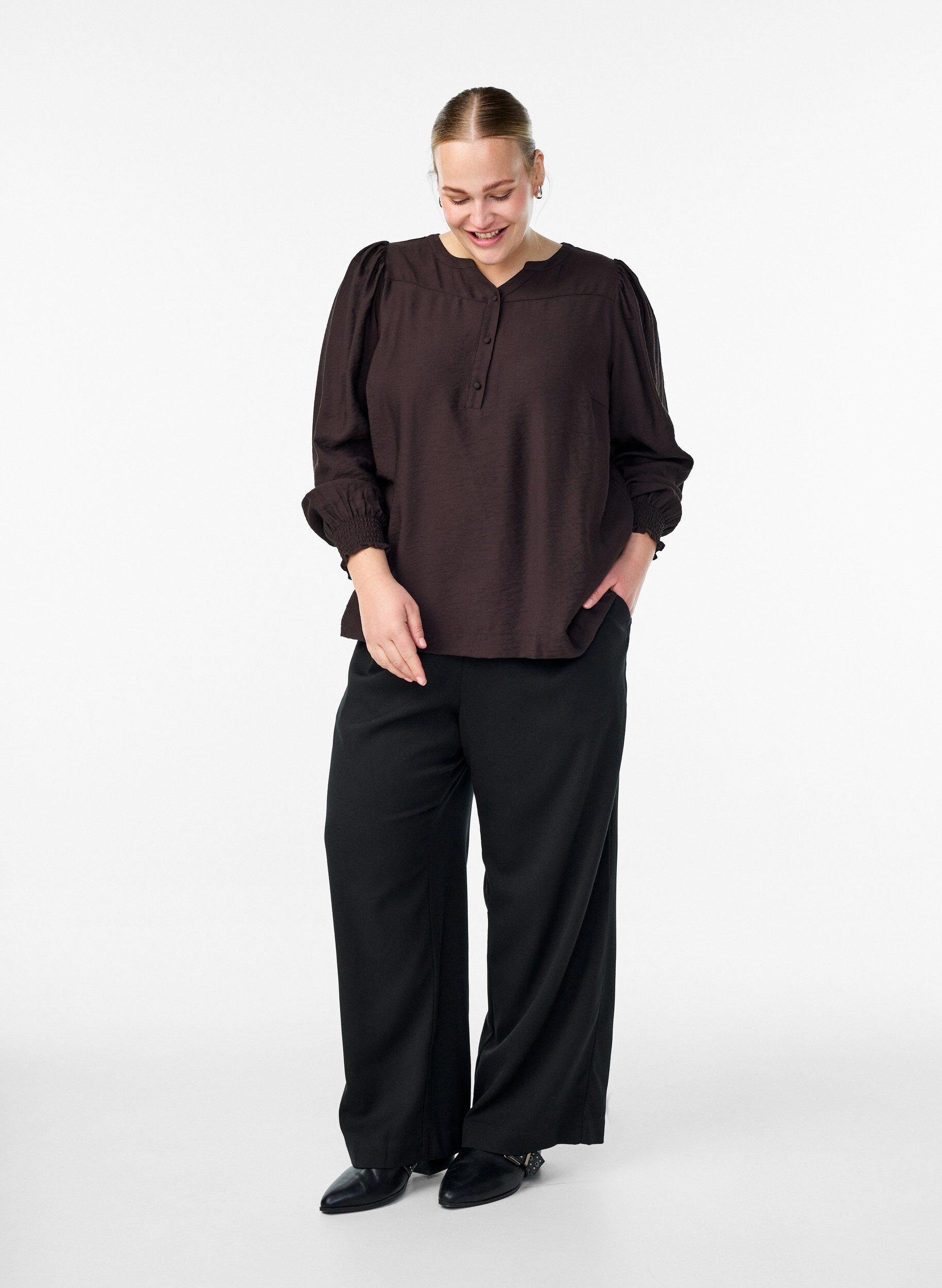 ZizziViskosblus med smock och rynkade detaljer, Brun, Model image number 1
