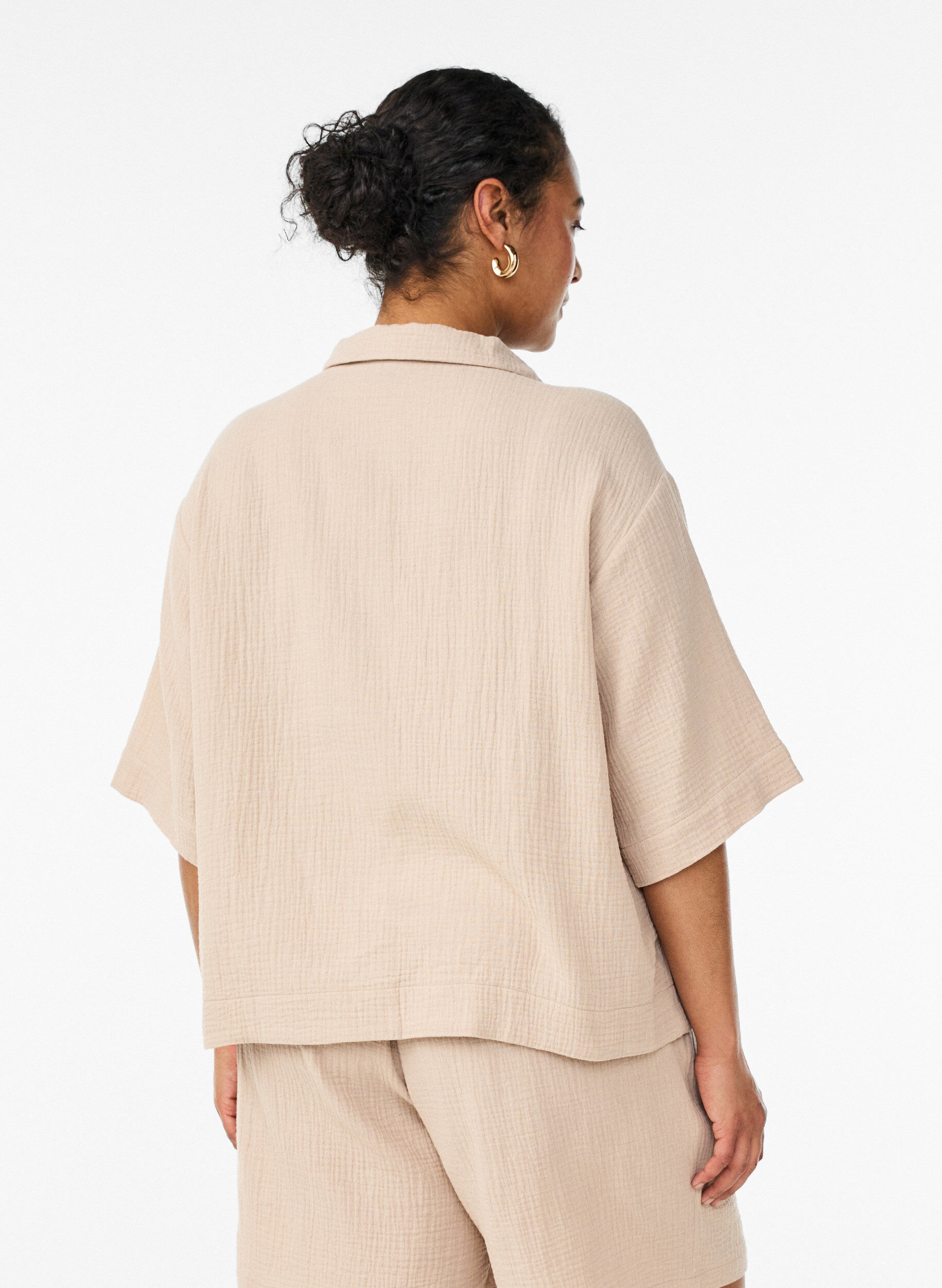 Zizzi Skjorta i bomullsmuslin med broderade detaljer, Beige, Model image number 2