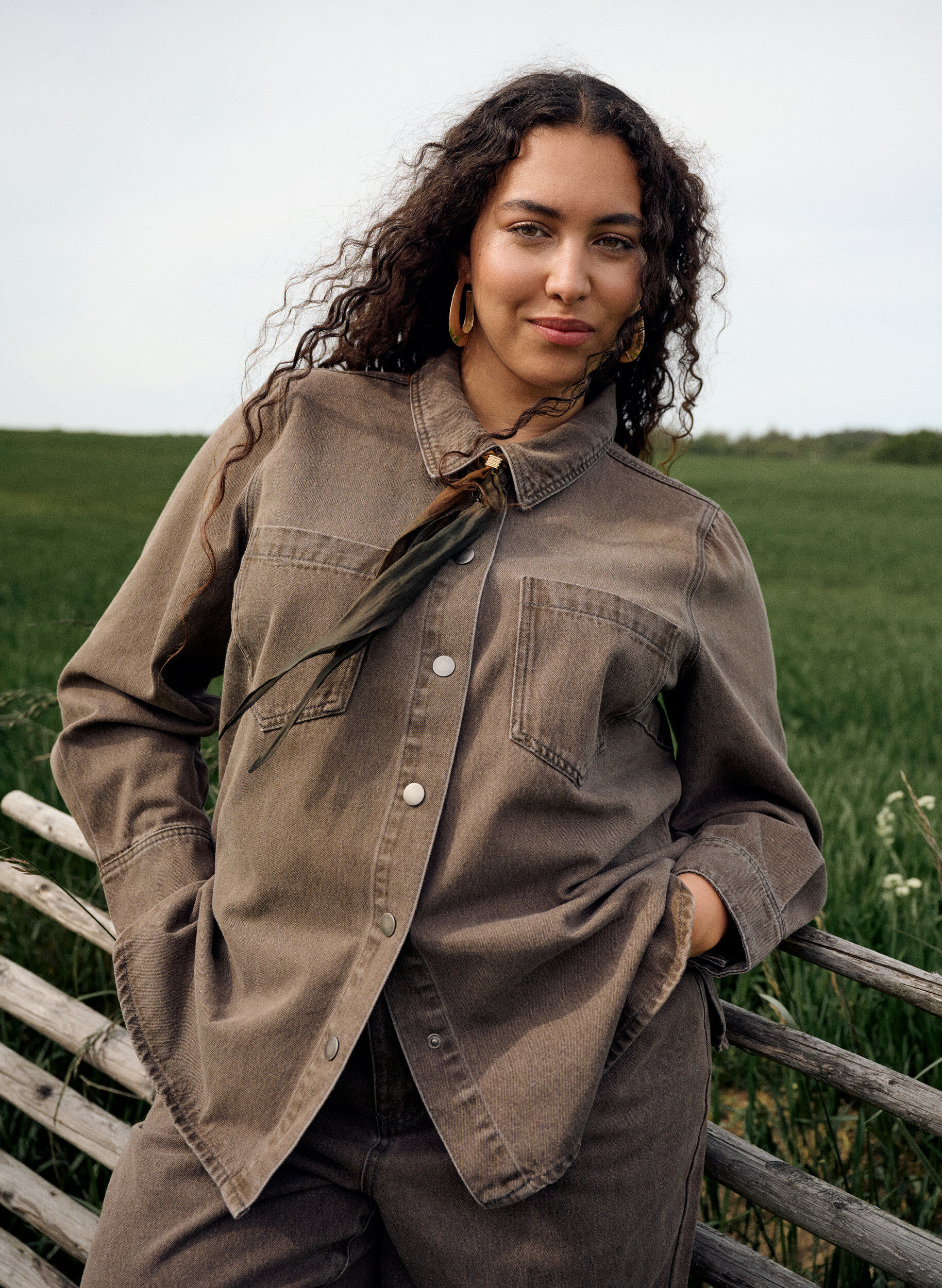 Zizzi F&auml;rgad jeansskjorta med br&ouml;stfickor, Brun, Image image number 0