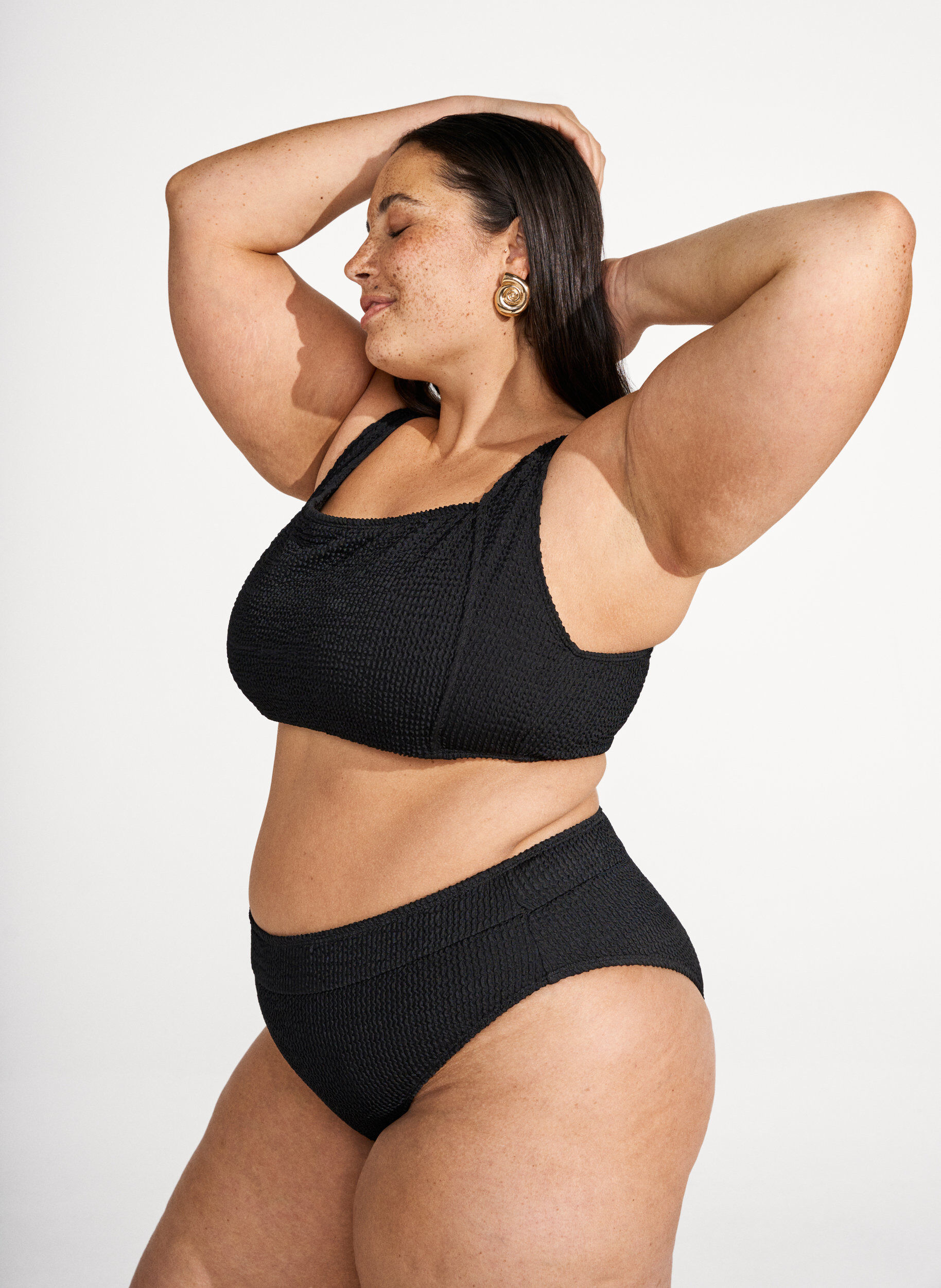 Zizzi Bikinitopp i cr&ecirc;pe med justerbara axelband, Svart, Image image number 0