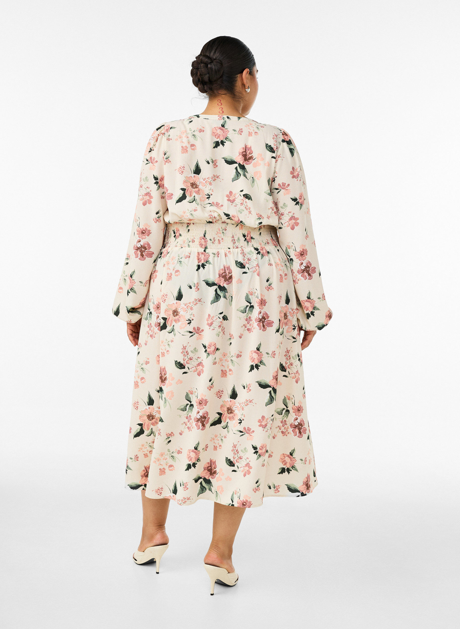 ZizziMidikl&auml;nning med smock och dekorativa knappar, Beige, Model image number 1